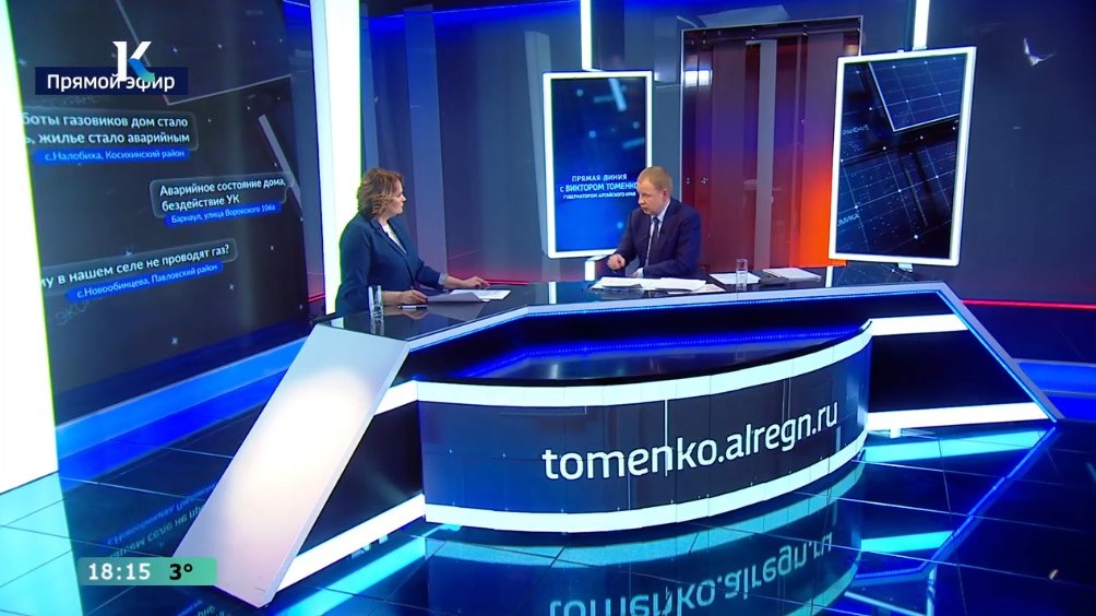 Губернатор Виктор Томенко в ходе прямой линии рассказал о планах решения вопроса с переполненностью школ в муниципалитетах На прямой линии губернатор Алтайского края Виктор Томенко подробно ответил на один из самых острых вопросов от жителей о нехватке мест в школах в быстрорастущих пригородах Поводом для обсуждения стал вопрос жителя посёлка Новогорский о расширении школы в Санниково Губернатор подтвердил что проблема носит серьёзный характер 1000 человек ходит в две школы куда должно ходить 400 Глава региона отметил что в крае уже сформирован реестр из 25 школ требующих скорейшей постройки или замены но системных федеральных программ позволявших бы строить несколько школ в год сейчас нет Скорых решений пока не предвидится сказал Виктор Томенко но подчеркнул что власти намерены продолжать подготовительные работы поиск участков и разработку проектно сметной документации чтобы иметь на руках готовые решения на случай появления финансирования Пока же единственным выходом остаётся подвоз детей который по словам губернатора уже активно используется