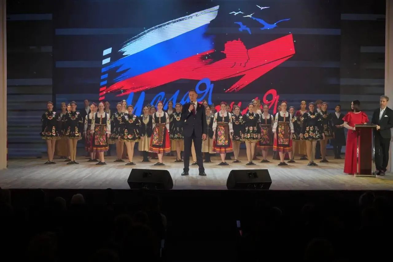 В Новороссийске открылся фестиваль патриотического кино Малая земля Торжественное открытие прошло с красной дорожкой концертом и участием известных актеров режиссеров и деятелей искусства До 14 мая зрителям покажут 31 новый фильм о любви к Родине силе духа событиях Великой Отечественной войны и СВО В этом году одной из главных тем фестиваля стало единство народов России Также в программе творческие встречи с Дмитрием Певцовым и Тамарой Глобой показы документальных фильмов и общение с авторами картин Все мероприятия проходят в кинотеатре Нептун kub news ru