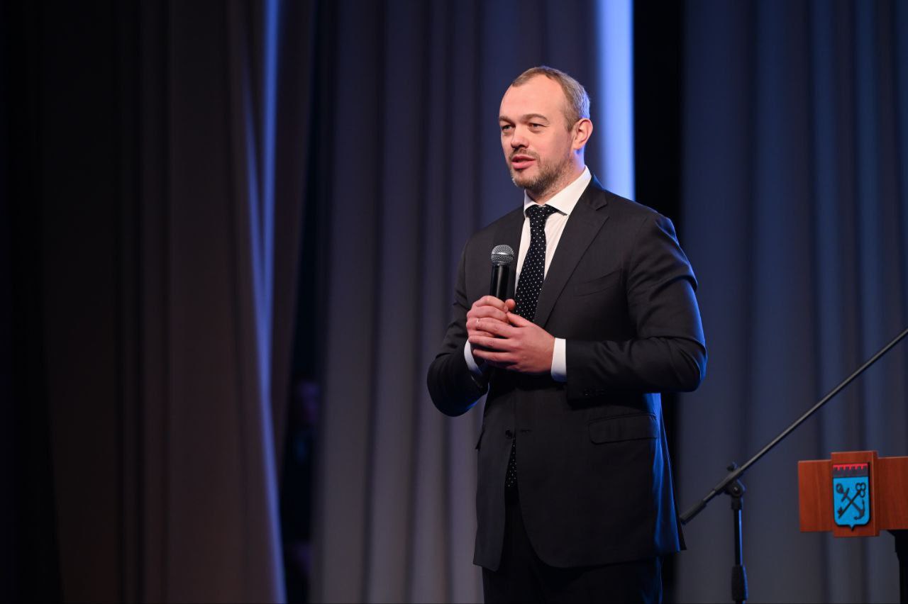 Евгений Грачев заместитель начальника Управления Президента РФ по внутренней политике на региональном дне форума ВАРМСУ в Тосно где обсуждаются вопросы демографии и народосбережения на уровне муниципалитетов отметил достижения Ленобласти Он подчеркнул что те темы которые выбрали в рамках проведения региональных дней в Ленинградской области не случайны Ленинградская область динамично развивается и социальная инфраструктура которую главы смогут посмотреть завтра на форуме покажет те возможности которые есть у региона Область представит участникам форума опыт работы многоцелевого центра социальной и трудовой интеграции во Всеволожске многофункционального центра Формула семьи в Гатчине профильных инженерных судостроительных классов в Выборге строительство социальных объектов и благоустройство в Ломоносовском районе Региональный день форума ВАРМСУ проводится в Ленинградской области по инициативе администрации президента России