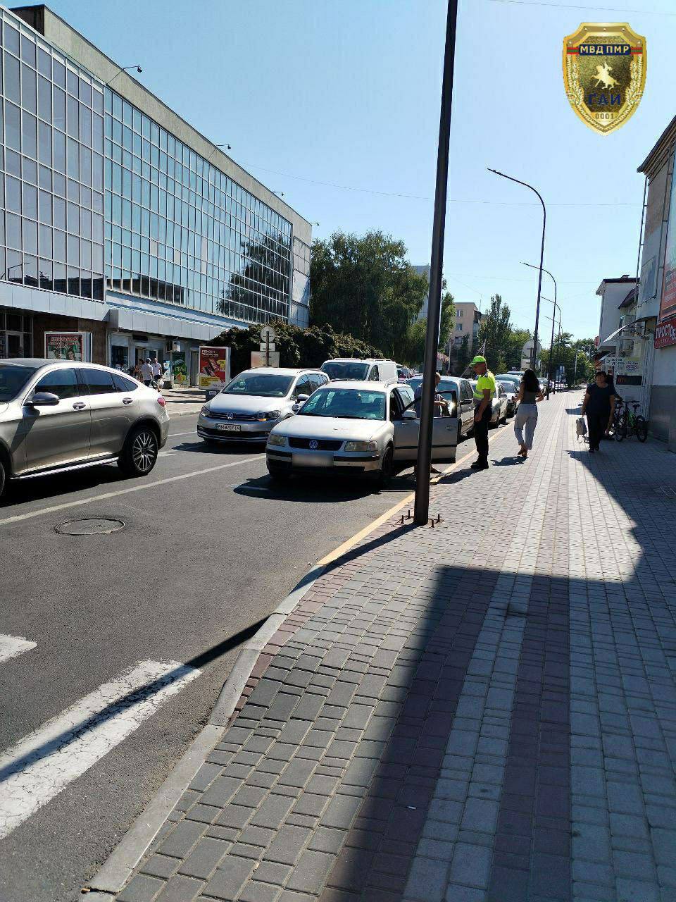 ГАИ против нарушителей парковки В Бендерах 21 августа прошёл рейд с эвакуатором Патрулировали город три экипажа ГАИ проверяя участки где одновременно установлены знаки Остановка запрещена и Работает эвакуатор За нарушение требования знака Остановка запрещена оштрафовали четырёх водителей Каждому придётся заплатить по 184 рубля ПМР Ещё двух привлекли к админответственности за неправильную парковку Штраф составил по 92 рубля ПМР На этот раз все владельцы автомобилей успели прибыть до эвакуации транспорта Иначе к штрафу добавились бы расходы за вызов эвакуатора работу манипулятора 522 рубля ПМР и транспортировку машины ГАИ напоминает соблюдайте ПДД Это убережёт от лишних трат Пресс центр МВД ПМР