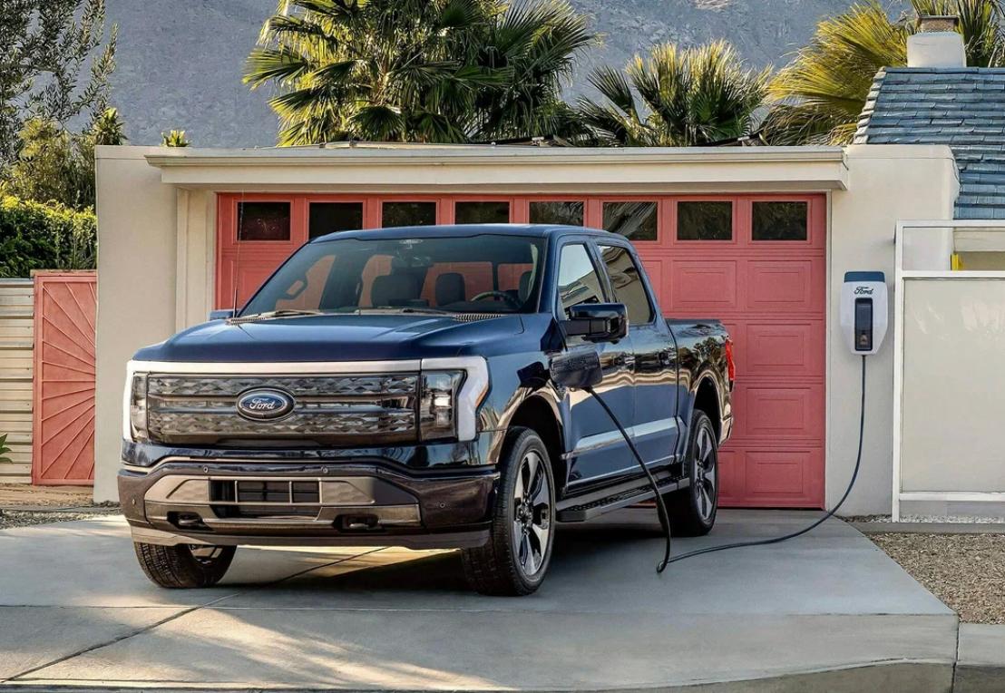 Ford рассматривает возможность снятия с производства своего электрического пикапа F 150 Lightning F 150 Lightning остаётся самым продаваемым электрическим пикапом в США В прошлом месяце компания на неопределённый срок приостановила работу завода в Мичигане где производится Lightning после пожара на алюминиевом заводе в Нью Йорке который был ключевым поставщиком для электрических гибридных и дизельных версий F 150 Сейчас мы сосредоточены на производстве F 150 ICE и гибридного варианта восстанавливаясь после пожара сообщил представитель компании Ян Тибодо