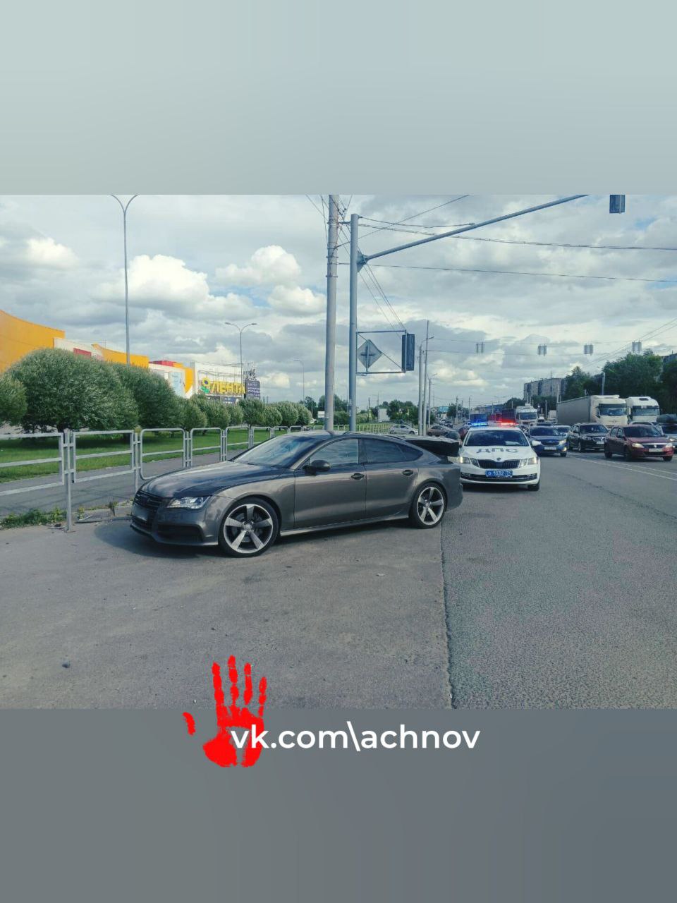 В Копейске задержан водитель с поддельными номерами Сотрудники Госавтоинспекции во время патрулирования у дома 64 на Копейском шоссе остановили автомобиль Audi A7, за рулем которого был мужчина 1992 года рождения. При проверке документов выяснилось, что на машине установлены фальшивые регистрационные знаки, она снята с учета, а стекла не соответствуют требованиям по светопропускаемости. На нарушителя составили несколько административных материалов по различным статьям Кодекса об административных правонарушениях. Использование поддельных номерных знаков — это серьезное нарушение, которое может обернуться штрафом от 2500 рублей и лишением водительских прав, а также конфискации транспорта. 