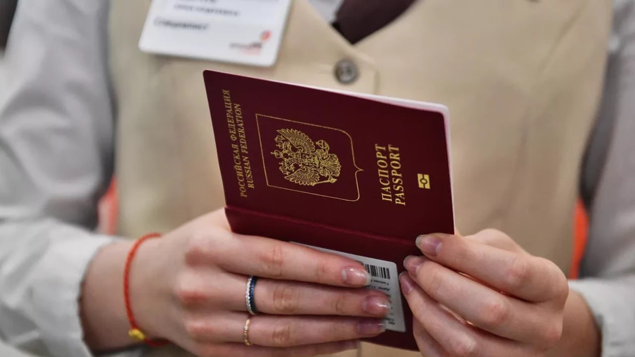 Дописано ручкой тысячи загранпаспортов хабаровчан внезапно стали недействительными Проблема с загранпаспортами возникла у некоторых хабаровчан документы были признаны непригодными и потребовалась их замена Причина заключается в том что цифры и буквы в отдельных графах оказались дописаны ручкой а так делать по закону нельзя Представители туротрасли отмечают что в старом терминале аэропорта оборудование считывало такие загранники но в новом здании техника более современная и она такое уже не пропускает Прочитать статью полностью Подписаться на DVHAB Написать в DVHAB