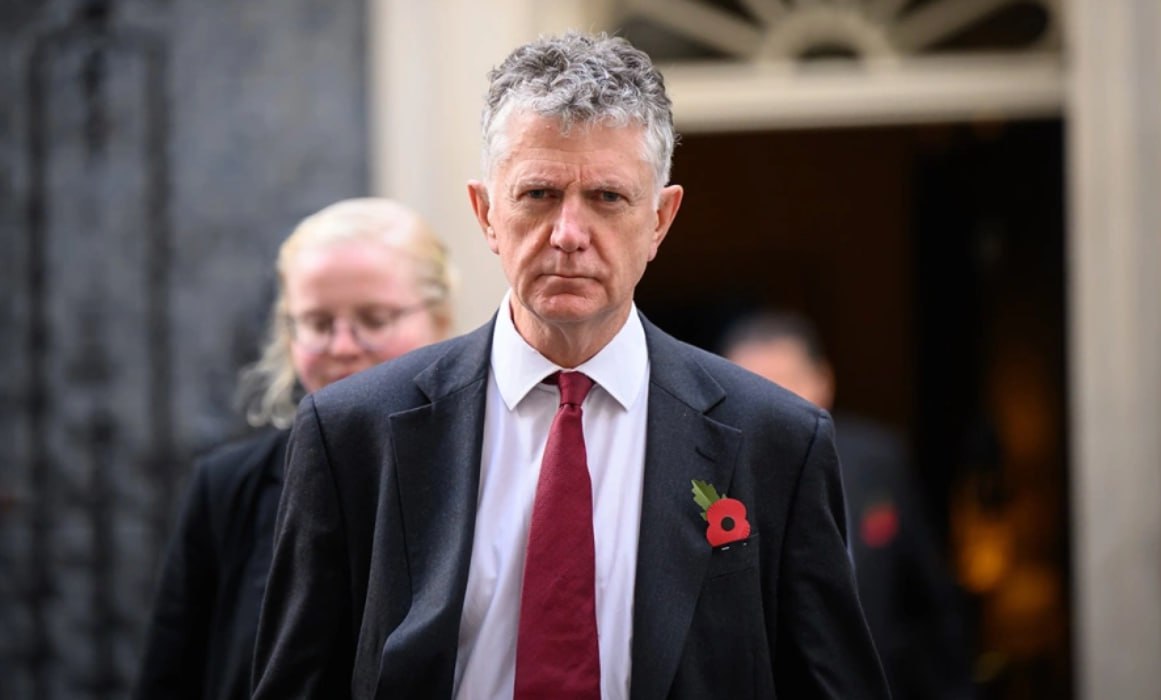 Советник премьер министра Великобритании Кира Стармера по нацбезопасности Джонатан Пауэлл безуспешно пытался наладить контакт связи с российскими властями сообщает Financial Times со ссылкой на три источника В начале этого года Пауэлл позвонил помощнику российского президента Юрию Ушакову с целью донести позицию Великобритании и стран Евросоюза до Москвы Разговор состоялся на фоне опасений Европы из за непоследовательности президента США Дональда Трампа в вопросе поддержки Украины По данным источников беседа прошла не очень удачно и не привела к созданию неофициального канала связи с ближайшим окружением президента Владимира Путина Один из британских чиновников в разговоре с FT не стал отрицать что Пауэлл принимал подобную попытку Он добавил что в последние месяцы советник Стармера не разговаривал с Ушаковым в том числе во время саммита Трампа с Путиным на Аляске 15 августа В канцелярии британского премьера отметили что диалог с российским правительством ведется регулярно в том числе через посольство в Москве Фото Leon Neal Getty Images Следить за новостями РБК в МАХ