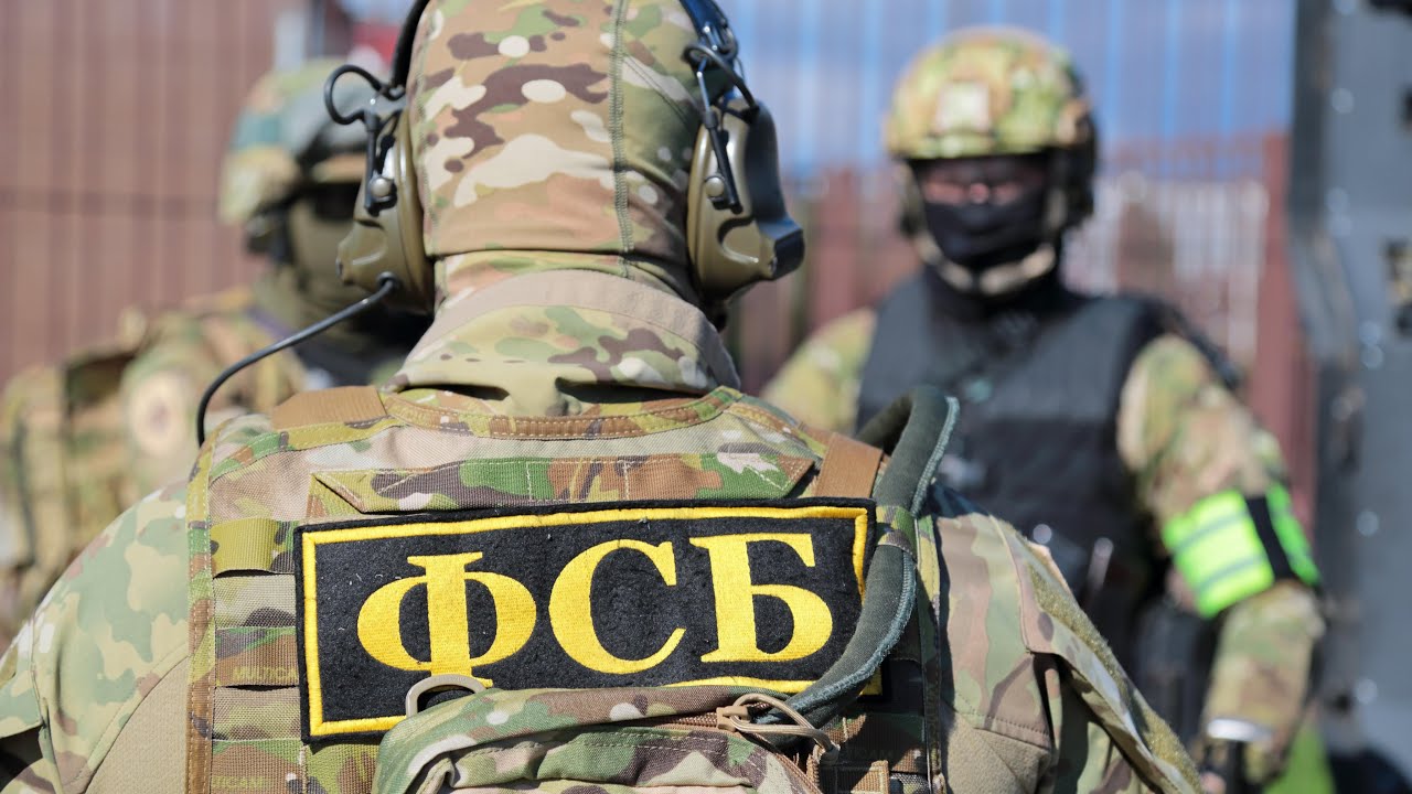 Подросток планировал взорвать военкомат в Новокузнецке Он связался с боевиками из легиона «Свобода России» и получил соответствующее задание, сообщает ТАСС со ссылкой на региональное управление ФСБ. «Целью была дестабилизация деятельности органов государственной власти в Кемеровской области», – уточнили в спецслужбе. Юношу арестовали. Возбуждено уголовное дело по статье «Приготовление к террористическому акту». Запрещенная в РФ террористическая организация. Подпишитесь на «Абзац» Добавьте «Абзац» в ленту «Дзена»