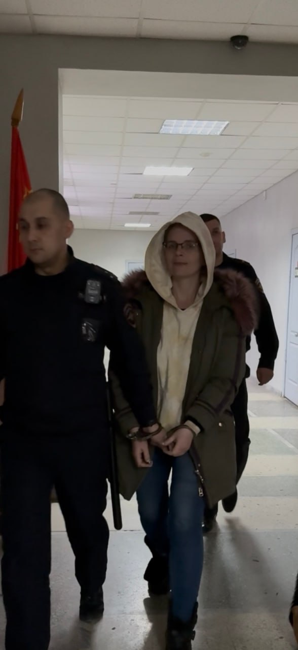 Консультантов центра для несовершеннолетних под Екатеринбургом взяли под стражу По данным пресс службы судов Свердловской области Алексею Пестереву Елене Давыдовой предъявлено обвинение в незаконном лишении свободы несовершеннолетних п п а д ж ч 2 ст 127 УК РФ Кириллу Чеботареву предъявлено обвинение по п п а д ч 2 ст 127 УК РФ Они останутся под стражей до 26 января Речь идет про ОПФ Галактика В реабилитационном центре в поселке Исеть силовики обнаружили 22 ребенка в возрасте от 10 до 18 лет из разных регионов России Фото Ленинский райсуд Екатеринбурга kommersantural