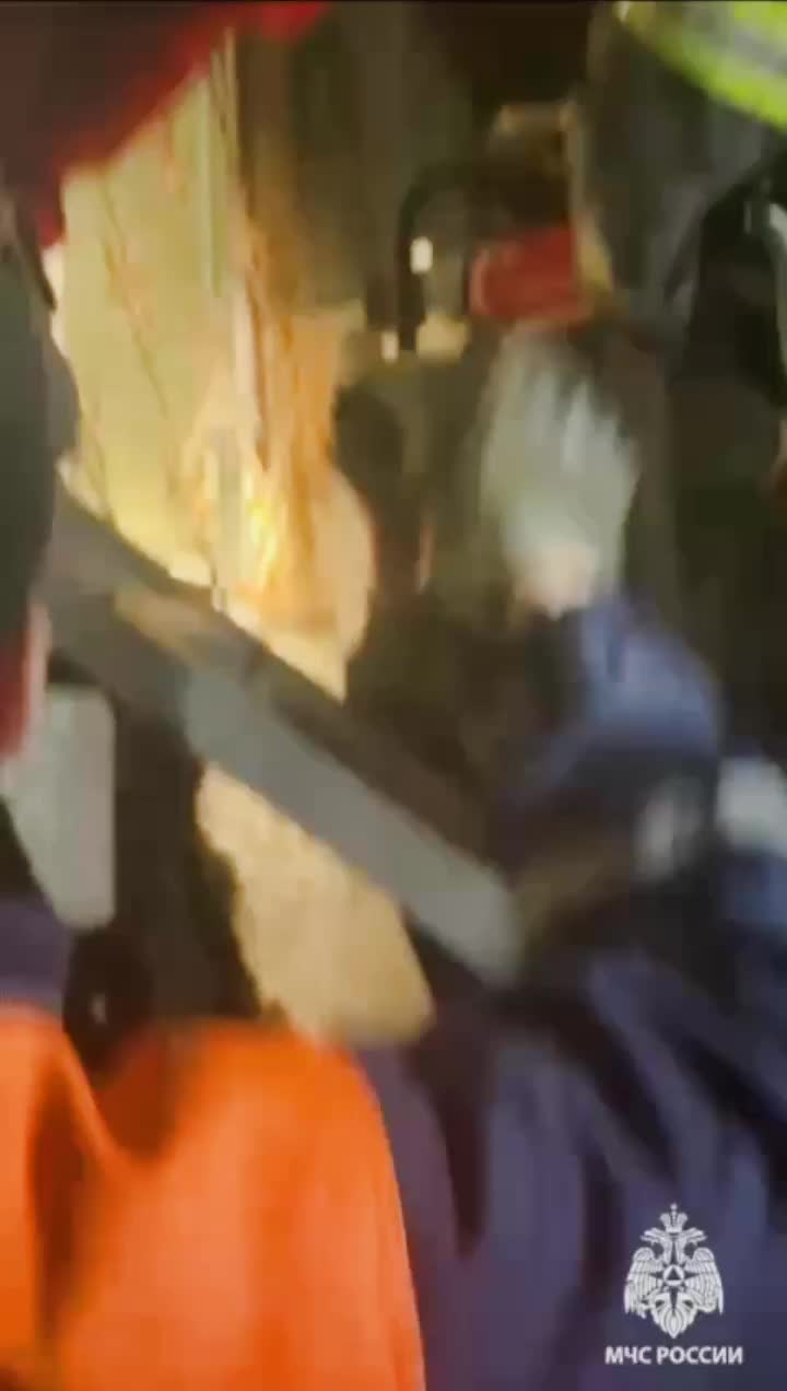В Златоусте подросток застрял в оконной решетке, спасен спасателями