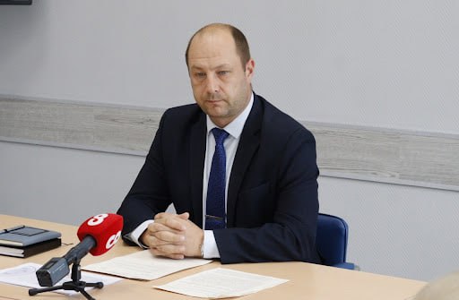 Вчера таролог нагадал журналистам Kras Mash новые задержания красноярских чиновников а уже сегодня коллеги со ссылкой на свои источники сообщают о проблемах возникших у первого заместителя главы ЗАТО г Железногорск по жилищно коммунальному хозяйству Поговаривают что при активном сотрудничестве со следствием ранее задержанный специалист сдал своего руководителя с потрохами и теперь задержан наш дорогой Роман Игоревич Вычужанин первый зам нашего Головы Железногорский Говорун У таролога геометка сбилась Задержание Вычужанина подтверждает и депутат ЗС края Алексей Кулеш В Железногорске задержан заместитель Главы города Роман Вычужанин Задержан в рамках продолжающегося расследования уголовного дела в отношении сотрудников администрации обвиняемых в выводе нескольких миллионов рублей из городского бюджета на контрактах по уборке несанкционированных свалок вокруг города NeNASHI