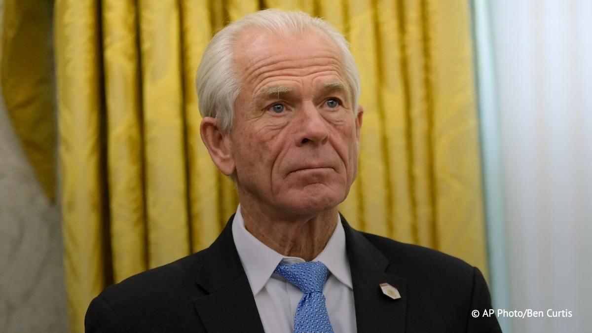 Советник Трампа Питер Наварро обвинил Великобританию в предоставлении слишком больших послаблений Китаю, назвав ее "уступчивой слугой" Пекина, а КНР сравнив с вампиром. Заря Новости - Подписаться