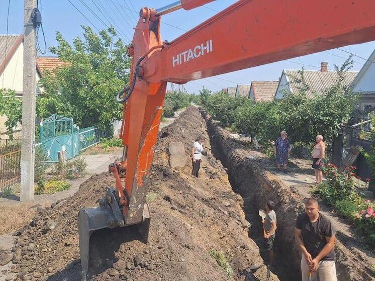 В Мелитополе ремонтируют водопровод по улице Крымской На улице Крымской в Мелитополе продолжается обновление водопроводной сети. Работы ведутся при поддержке Архангельской области в рамках масштабной программы восстановления городской инфраструктуры. Вместо старого стального трубопровода диаметром 100 мм устанавливаются современные ПНД-трубы диаметром 110 мм. На стыках с действующими сетями монтируются новые надёжные запорные устройства. Все потребители уже подключены к обновлённой системе и обеспечены водой. Между Архангельской областью и администрацией Мелитополя подписано соглашение о сотрудничестве до 2030 года. Оно охватывает восстановление инженерных сетей, гуманитарную помощь и развитие городской среды. Инфраструктура Мелитополя обновляется – шаг за шагом к комфортной и безопасной жизни! Новый Мелитополь подпишись