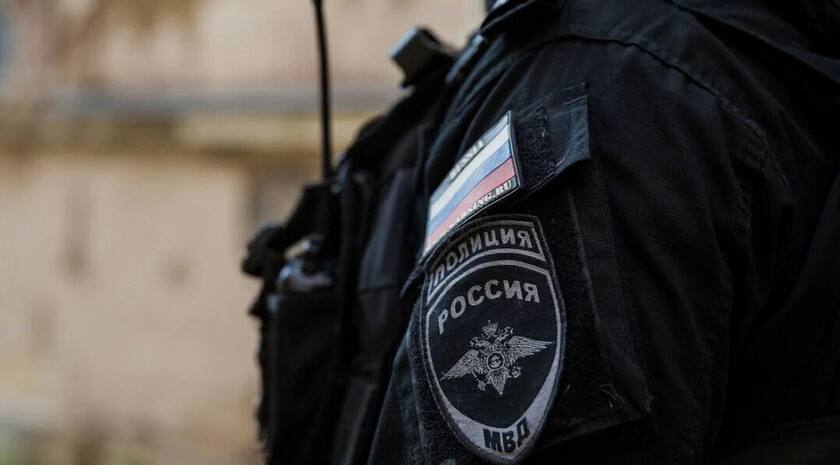  Сотрудники МВД по ЛНР за полгода раскрыли 134 преступления прошлых лет, в том числе 25 тяжких и особо тяжких. «Нами выявлены лица, совершившие порядка 2,5 тыс. преступных деяний. Всего раскрыто 134 преступления прошлых лет, 25 тяжких и особо тяжких», — сказал он в ходе коллегии по итогам работы ведомства за первое полугодие 2025 года. Глава ведомства уточнил, что увеличилась раскрываемость грабежей, вымогательств, угонов. «Стопроцентная результативность обеспечена в расследовании разбойных нападений. Стабильно высокие результаты сохраняются по раскрытию убийств, фактов причинения тяжкого вреда здоровью», — добавил Кампф. По итогам работы регионального МВД в 2024 году министр сообщал, что раскрываемость разбойных нападений в ЛНР повысилась до 88%. ————— Поддержите канал Подпиской на "Сыны Отечества" или Голосом за канал подписаться проголосовать Наш проект в социальных сетях: Вконтакте, Одноклассники, Дзен, RuTube
