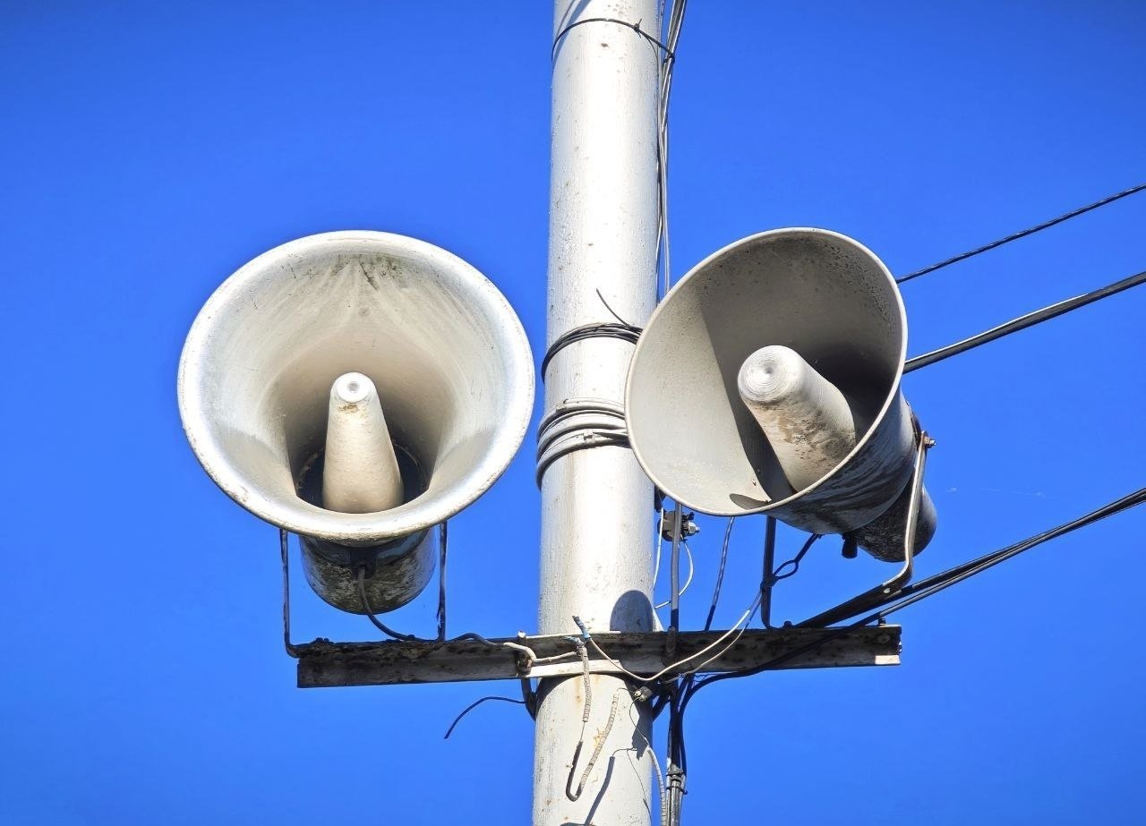 В среду в Псковской области зазвучат сирены 4 февраля в среду в Псковской области будет проводиться дополнительная комплексная проверка готовности региональной системы оповещения населения Об этом сообщает канал Псковская сводка С 8 00 до 8 20 на всей территории региона будут включены электросирены и сиренно речевые установки для передачи сигнала ВНИМАНИЕ ВСЕМ Затем будет передано речевое сообщение Техническая проверка В 12 00 и 12 10 будет проведена проверка работоспособности средств оповещения населения в местах массового пребывания людей в Пскове и Великих Луках Проверка работоспособности системы оповещения проводится с целью оценить готовность системы оповещения к своевременному доведению до населения информации о чрезвычайных ситуациях и сигналов оповещения говорится в сообщении