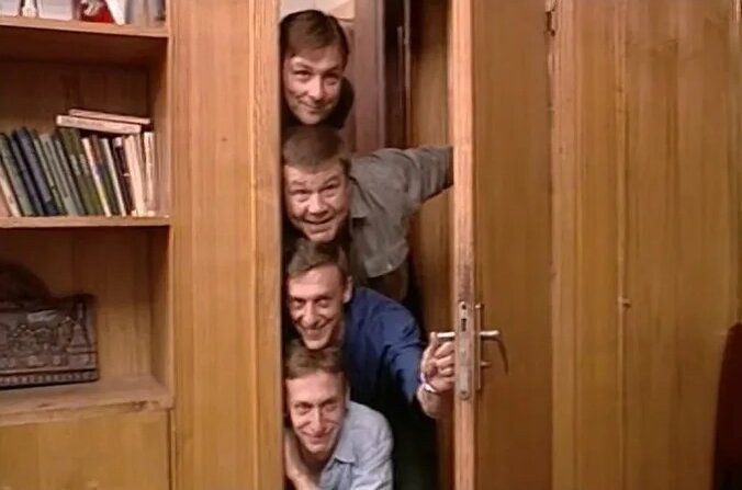 У проблемы алкоголизации населения России нашли причину Это ментовские сериалы Если бы не они то россияне меньше пили считает бывший глава Роспотребнадзора академик РАН Геннадий Онищенко Вот всякие ментовские сериалы где крутые ребята ловят преступников Каждые пять минут на экране у них появляется повод чтобы выпить и они это делают сказал он По мнению Онищенко пить алкоголь в сериалах должны только отъявленные негодяи и другие отрицательные персонажи Ранее с таким же утверждением выступила и специализирующаяся на лечении зависимостей клинический психолог Алена Мирошниченко Допустим идет сериал и какой то классный главный герой какой нибудь следователь полицейский или доктор приходит после тяжелой смены домой и заваривает себе ромашковый чай а не открывает коньяк Это будет гораздо лучше и гораздо полезнее чем то же временное ограничение продажи алкоголя сказала она в подкасте Юра мы все узнали   Подписывайтесь на Расстригу