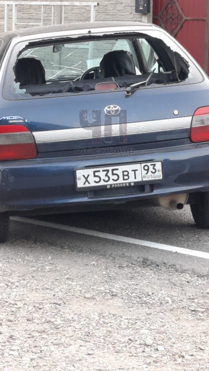 В Туапсинском районе автоледи на легковушке взяла на таран грузовик. Сегодня вечером в поселке Греческом женщина-водитель автомобиля Toyota внезапно выехала на встречную полосу в лоб движущемуся грузовику «Shacman». Водителя легковушки с травмами госпитализировали. Полиция разбирается в причинах столь странного маневра. Есть предположение, что даме стало нехорошо от жары. Но это не точно.
