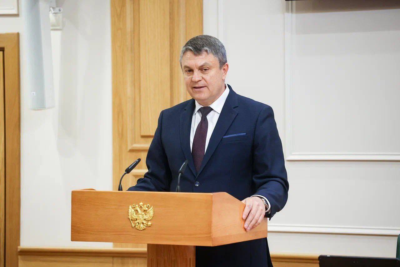 Глава ЛНР Леонид Пасечник в Совете Федерации обратился к сенаторам с просьбой урегулировать на федеральном уровне вопрос с выдачей экологических разрешений промышленным предприятиям региона. «Сегодня работаю в Совете Федерации. Рассказал сенаторам о проблемных вопросах в промышленном секторе. В первую очередь, это истечение сроков действия переходных положений законодательства в части охраны окружающей среды», — написал Пасечник в своем Телеграм-канале. Он пояснил, что по объективным причинам не все промышленные предприятия смогут в срок до 1 января 2026 года получить комплексное экологическое разрешение.