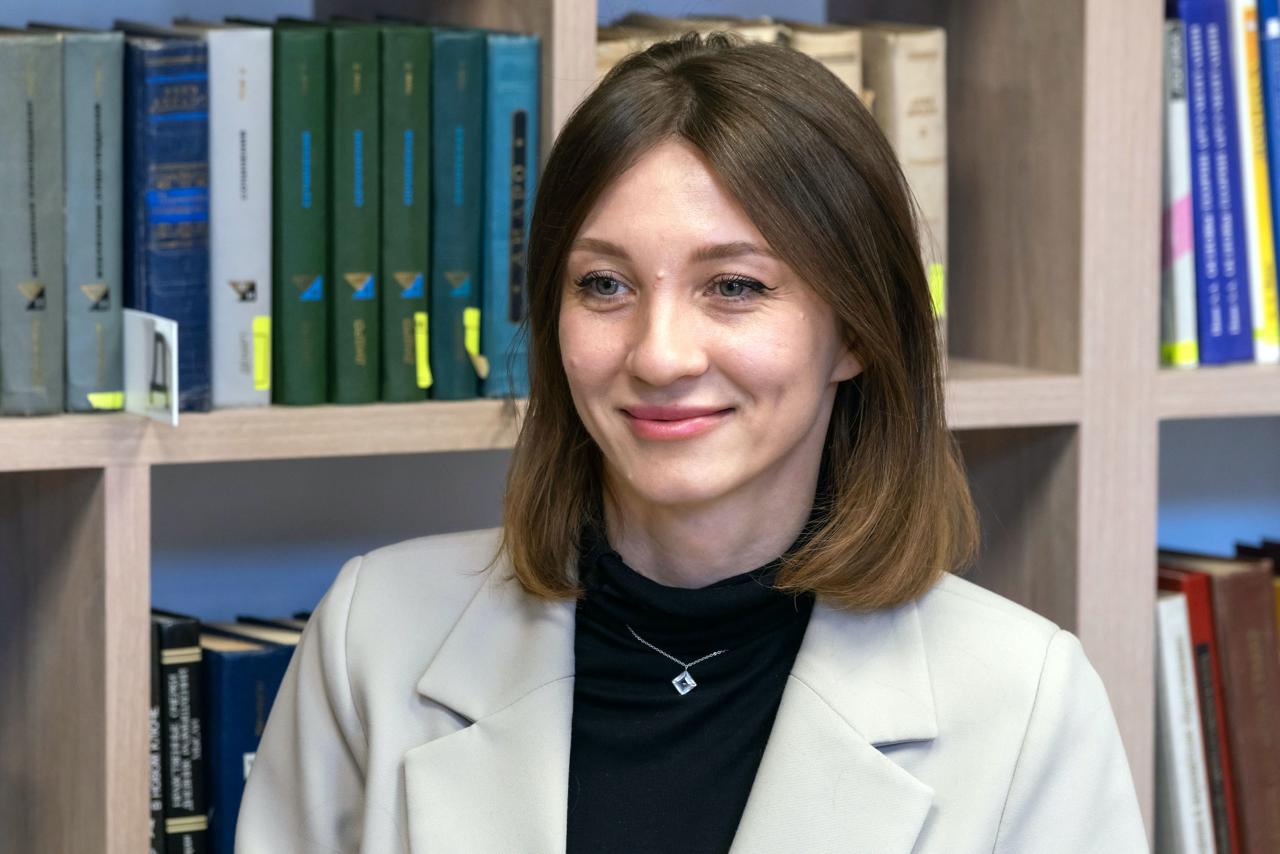 В Челябинске разрабатывают концепцию приема китайских туристов Об этом на программе Большая редакция медиахолдинга Гранада Пресс рассказала начальник Главного управления координации развития туризма в Челябинской области Анастасия Понькина Мы активно работаем над этим вопросом совместно с Министерством международных отношений отметила она В частности разрабатываются информационные брошюры в сотрудничестве с высшими учебными заведениями Текущие материалы изначально подготовленные на русском языке планируется перевести сначала на английский язык А затем аналогичные брошюры появятся на языках стран друзей которые приезжают в регион чтобы посетить достопримечательности с экскурсоводами eugenejut