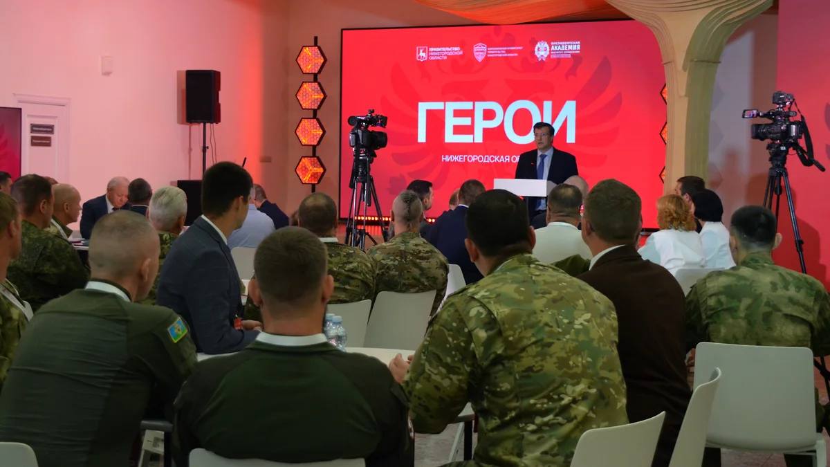 Военные идут во власть Аналог федеральной программы «Время героев» запустили в Нижегородской области. Конкурсный отбор прошли 60 из 1613 человек, подавших заявки в начале года. Еще 30 человек зачислены в резерв и начнут обучение, когда вернутся со специальной военной операции. За год участникам программы предстоит пройти четыре обучающих блока, разработать собственный проект и защитить его. По словам губернатора Глеба Никитина, программа «Герои. Нижегородская область» разработана с учетом региональной специфики для решения конкретных задач «на земле». Общественный и военный деятель Захар Прилепин полагает, что выпускники программы после обучения и трудоустройства на руководящие посты в органы власти столкнутся с противодействием со стороны чиновников, претендовавших на эти же должности. Подробнее — на нашем сайте. Фото: Андрей Репин, Коммерсантъ Подписывайтесь на «Ъ-Приволжье» Оставляйте «бусты»