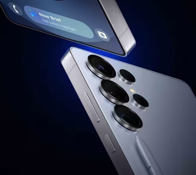 По данным южнокорейского издания ETNews Samsung планирует оснастить флагманский Galaxy S26 Ultra беспроводной зарядкой мощностью 25 Вт а модели Galaxy S26 и S26 системой мощностью 20 Вт Это станет первым увеличением мощности беспроводной зарядки для смартфонов Samsung с момента выхода серии Galaxy S20 в 2020 году Новая технология Qi 2 2 обеспечит прирост скорости зарядки примерно на 40 по сравнению с текущими 15 Вт Ожидается что все три модели серии Galaxy S26 будут поддерживать стандарт Qi 2 2 и получат встроенные магниты аналогично системе MagSafe у Apple С момента инцидента с взрывами аккумуляторов Galaxy Note 7 в 2016 году компания уделяет приоритетное внимание безопасности батарей что привело к многолетней заморозке мощности беспроводной зарядки на уровне 15 Вт Huawei Xiaomi и другие уже предлагают беспроводную зарядку мощностью 50 80 Вт