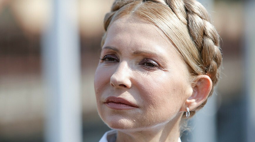 Юлию Тимошенко заочно арестовали в России и объявили в международный розыск Генпрокуратура РФ направила в суд дело против главы фракции Батькивщина Юлии Тимошенко по обвинению в распространении фейков об армии России передает ArbatMedia Басманный суд Москвы получил материалы уголовного дела против бывшего премьер министра Украины Следствие утверждает что политик опубликовала в социальной сети материал с недостоверной информацией о действиях российских военных в Буче и Ирпене Тимошенко обвиняют в размещении публикации которая якобы содержала ложные данные о причастности вооруженных сил РФ к гибели гражданских лиц в этих населенных пунктах Параллельно в Украине против политика также ведется уголовное производство Следственные органы подозревают ее в попытке подкупа народных депутатов Верховной рады Тимошенко категорически отвергает эти обвинения Сейчас она остается на свободе внеся залог в размере 33 миллиона гривен что эквивалентно примерно 650 тысячам евро Прислать новость