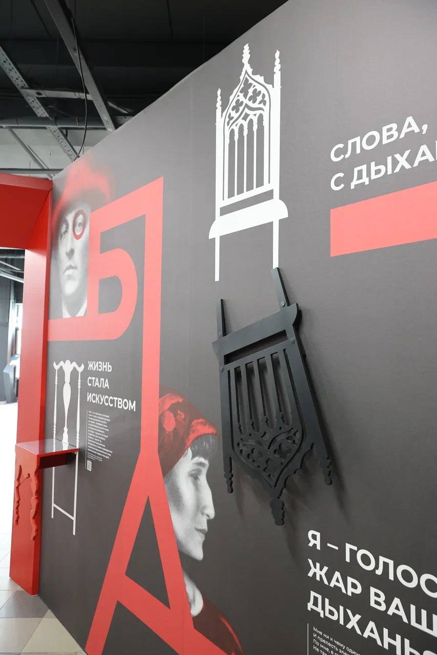 На новой площадке Литературного музея «ХХ век» в Ледовом дворце открылась выставка «Ловцы слов» Экспозиция посвящена периоду становления русской/советской литературы первой трети ХХ века в Петербурге-Петрограде-Ленинграде. Часть выставки представляет русский литературный авангард — группу писателей и деятелей культуры ОБЭРИУ, существовавшей в конце 1920-х – начале 1930-х годов в Ленинграде. Впервые показан сигнальный вариант сборника произведений Анны Ахматовой под редакцией Бориса Друяна, по соображениям цензуры так и не выпущенного в печать в середине 1970-х годов. А в наушниках можно послушать записи живых голосов поэтов Серебряного века, которые сделал профессор Сергей Игнатович Бернштейн.