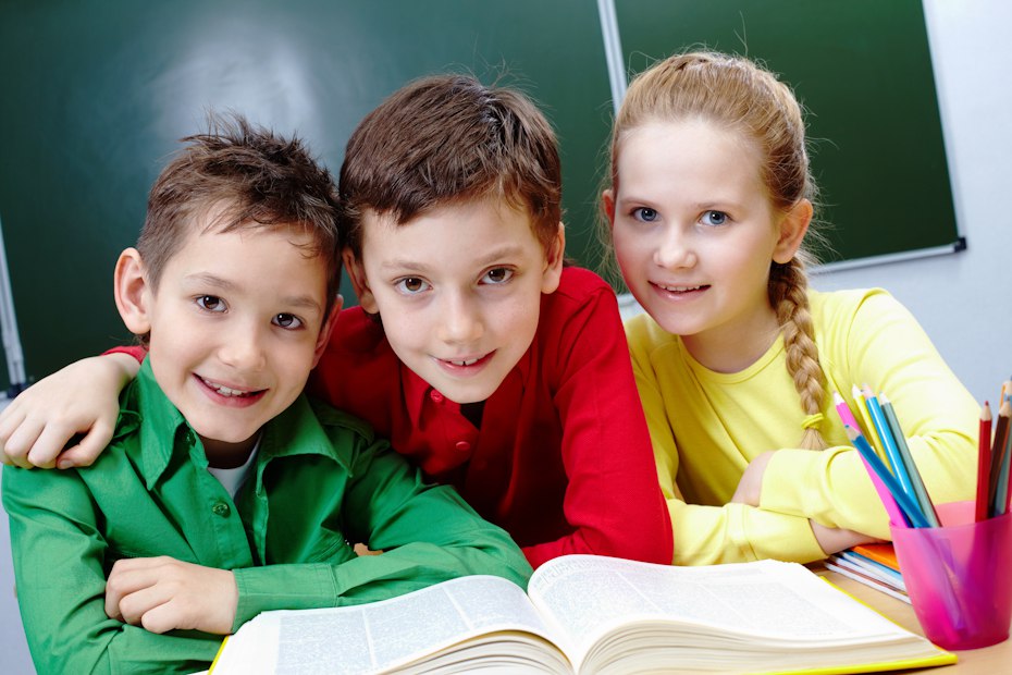 За соцсетями российских школьников начнут пристально следить В российских школах появилась новая практика связанная с онлайн активностью учащихся Эксперимент по мониторингу соцсетей учеников начался в Республике Татарстан Инициатива предполагает отслеживание публикуемого подростками контента Поводом для её запуска стала серия инцидентов в образовательных учреждениях по всей стране Администрация нескольких школ в регионе обратилась к родителям с просьбой предоставить информацию об аккаунтах их детей ссылки на страницы в социальных сетях и номера телефонов Доступ к этой информации получат только классные руководители и сотрудники специального центра который занимается мониторингом деструктивных материалов в интернете Администрация учебных заведений также будет иметь возможность просмотра данных iguides