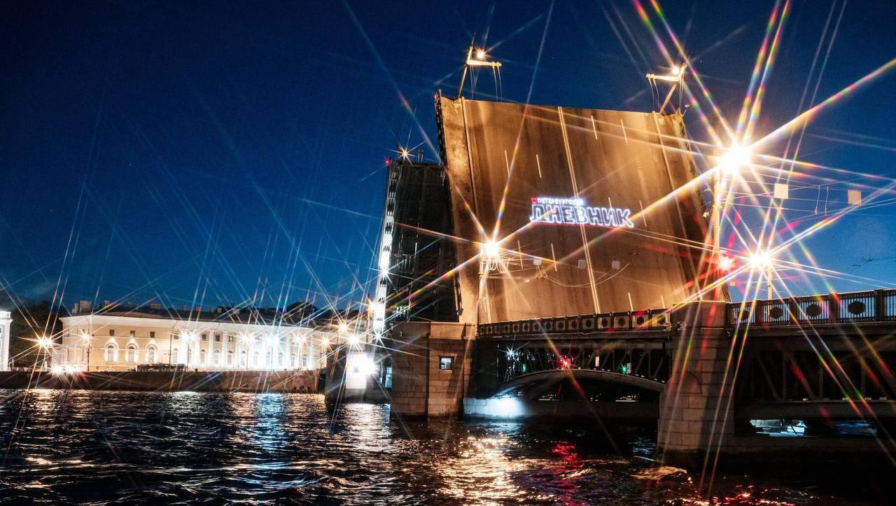 «Поющие мосты» зазвучат в честь Дня Военно-морского флота Уже в эти выходные звуковое шоу «Петербургского дневника» «Поющие мосты» будет посвящено Дню Военно-морского флота России. В ночь с пятницы на субботу и с субботы на воскресенье прозвучит специальный «морской трек-лист», вдохновлённый флотскими традициями и героической историей российского ВМФ. #Центральный_РК