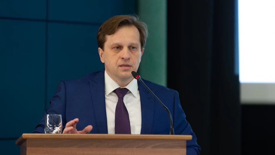 Глава министерства здравоохранения Алтайского края Дмитрий Попов опроверг информацию об объединении Детских стоматологических поликлиник №1 и №2 с Краевой детской стоматологической поликлиникой Недостоверна новость и о том, что Детскую стоматологическую поликлинику №1 реорганизуют. По словам министра, все сотрудники медучреждения работают в штатном режиме. Также Дмитрий Попов заявил, что необходимо пересмотреть работу детской стоматологической службы края из-за многочисленных жалоб родителей о том, что они не могут записать ребенка к стоматологу. Напомним, новость о реорганизации Детской стоматологии №1 появилась 4 июля. Персонал поликлиники тогда записал видеобращение и, якобы, написал заявления об увольнении. 7 июля сотрудники детской стоматологической поликлиники №1 Барнаула сообщили «Банкфаксу», что они до сих пор находятся в «подвешенном» состоянии.
