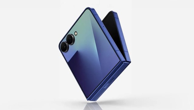 Складной смартфон Samsung Galaxy Z Flip 7 показался во всей красе на видео до анонса Новый смартфон-раскладушка от Samsung с точки зрения внешнего облика оказался более интересным, чем ожидалось. Недавно в интернете появилось видео, раскрывающее дизайн аппарата Galaxy Z Flip 7, включая более крупный внешний дисплей и более тонкий корпус, чем у модели предыдущего поколения. В опубликованном ролике демонстрируется смартфон в корпусе чёрного цвета. По сравнению с прошлогодним Galaxy Z Flip 6 новинка выполнена в более тонком корпусе. В разложенном состоянии на экране устройства практически не видна складка в месте сгиба. Это, вероятно, указывает на то, что в видео показан совершенно новый смартфон. Упаковку устройства также можно увидеть в кадре.