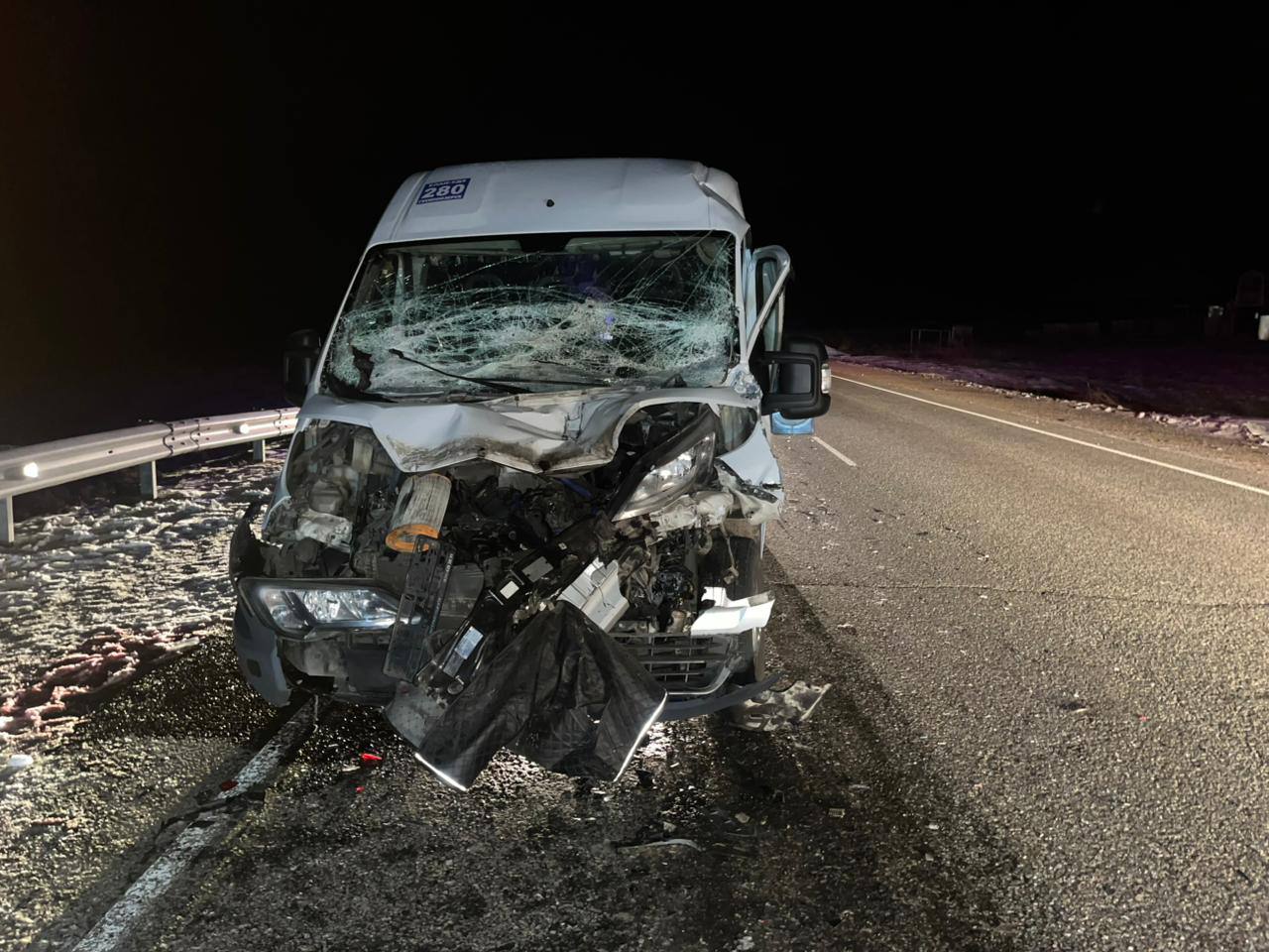 Сразу два ДТП в Бурятии из за столкновения с коровами Люди травмированы Проблема нахождения домашних животных на проезжей части выглядела бы безобидной если бы не гибель людей Только за прошедшие сутки в республике произошло два ДТП вызванные наездом на крупный рогатый скот Несколько человек оказалось в больнице с травмами различной степени На 31 м километре федеральной трассы Улан Удэ Кяхта граница с Монголией 38 летний водитель автомобиля Газель Некст на неосвещённом участке дороги совершил наезд на крупный рогатый скот после чего столкнулся с попутным маршрутным автобусом за рулём которого находился 57 летний водитель В результате аварии пострадали два пассажира автобуса 59 и 37 лет которые были госпитализированы в медицинское учреждение Вчера около 19 ч 30 мин на федеральной трассе в районе у Оронгой Иволгинского района автомобиль Газон Некст совершил столкновение с коровой по другой версии теленком После чего с ним совершил столкновение следовавший по этой дороге рейсовый автобус Фиат Дукато В автобусе находились два пассажира которые получили травмы которые доставлены в медицинское учреждение По имевшейся на начало года статистике Иволгинский район наряду с Тункинским находился в передовиках по количеству ДТП с участием сельскохозяйственных животных Согласно сообщению главы Иволгинского района Николая Емонакова пункт временного содержания животных в районе создан нормативная база отрабатывается подробнее см по ссылке выше   Фото Полиция Бурятии