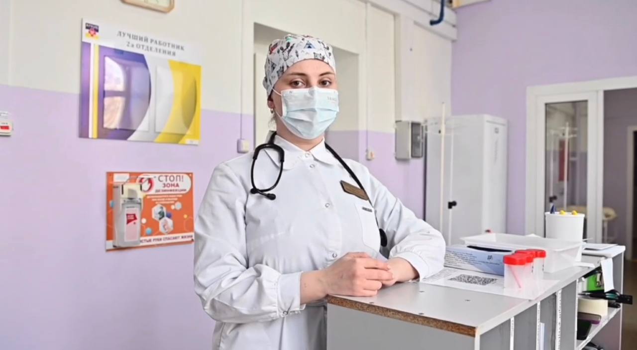 Более 1500 медиков работают в районах Бурятии Программа Земский доктор фельдшер доказала свою эффективность С 2012 года в районы республики привлечено 1585 медицинских работников из них 1382 врача и 203 фельдшера Это стало возможно благодаря нацпроекту Продолжительная и активная жизнь реализуемому по поручению Президента России В октябре ноябре этого года команда районных медиков пополнилась 34 новыми специалистами 26 врачей и 8 фельдшеров Всего за 2025 год по программе присоединились 60 врачей и 19 фельдшеров Финансовая поддержка для специалистов включает Врачам в сельской местности 2 млн рублей Фельдшерам в сельской местности 1 млн рублей Врачам в малых городах до 50 тыс человек 1 млн рублей Фельдшерам в малых городах 500 тыс рублей Дополнительно из республиканского бюджета 1 млн рублей врачам в городах Гусиноозерск Кяхта Закаменск 1 млн рублей врачам наиболее дефицитных специальностей С апреля 2025 года введены дополнительные ежемесячные выплаты врачам 50 тыс рублей среднему медперсоналу 30 тыс рублей Программа продолжает работать обеспечивая качественной медпомощью жителей всех уголков Бурятии