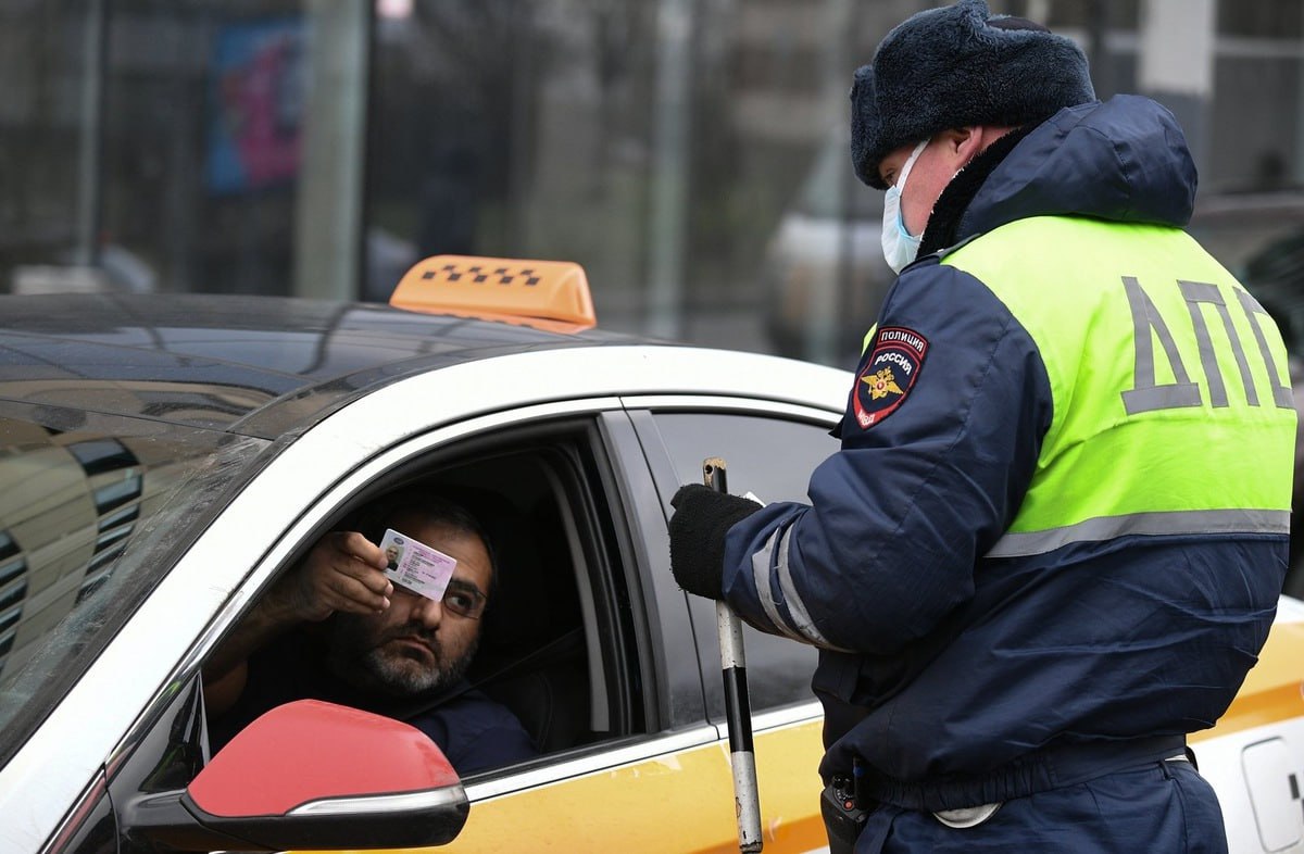 За пьяную езду мигрантов в России планируют лишать разрешения на временное проживание законопроект внесут на рассмотрение Госдумы руководитель фракции Справедливая Россия за правду Сергей Миронов и депутат фракции Федот Тумусов