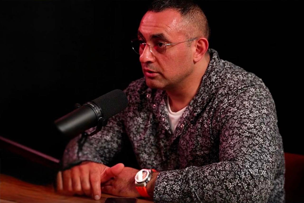 Спецназ задержал НОВОГО главу азербайджанской диаспоры на Урале по делу о мошенничестве Новый руководитель азербайджанской диаспоры на Урале Видади Мустафаев задержан бойцами спецназа на выходе из элитного фитнес центра сообщают местные СМИ По предварительным данным его подозревают в мошенничестве при продаже земли Всего три месяца назад он возглавил Центр культуры молодежи и спорта Азербайджанцев Урала после ареста предыдущего главы диаспоры Шахина Шыхлински На фоне скандала он ярко критиковал работу предшественников и обещал навести порядок и заняться воспитанием молодежи Дмитрий Никотин Подписаться