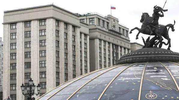 Статус исполняющего обязанности Министра здравоохранения региона будет ограничен тремя месяцами Сегодня Государственная Дума приняла сразу во II и III чтениях закон ограничивающий тремя месяцами возможность пребывания Министра здравоохранения региона в статусе исполняющего обязанности После чего его будут обязаны утвердить на постоянной основе На данный момент в действующем законодательстве отсутствуют последствия за неисполнение порядка согласования постоянной кандидатуры В связи с чем региональный Министр здравоохранения может пребывать в статусе исполняющего обязанности неограниченное количество времени Председатель Комитета по охране здоровья Сергей Леонов ранее подчеркивал что из за сложившейся ситуации некоторые Министры в ряде регионов работают в таком статусе по полгода и больше По его словам это приводит к тому что в конкретном субъекте снижается эффективность и стабильность управления системой здравоохранения что напрямую отражается на пациентах Уверен что три месяца это достаточный срок чтобы утвердить действующего компетентного руководителя отрасли Вне сомнения эти нормы будут способствовать продуктивному решению стратегических задач и оперативному реагированию на возникающее чрезвычайные ситуации рассказал Сергей Леонов   Комитет По Охране Здоровья VK MAX