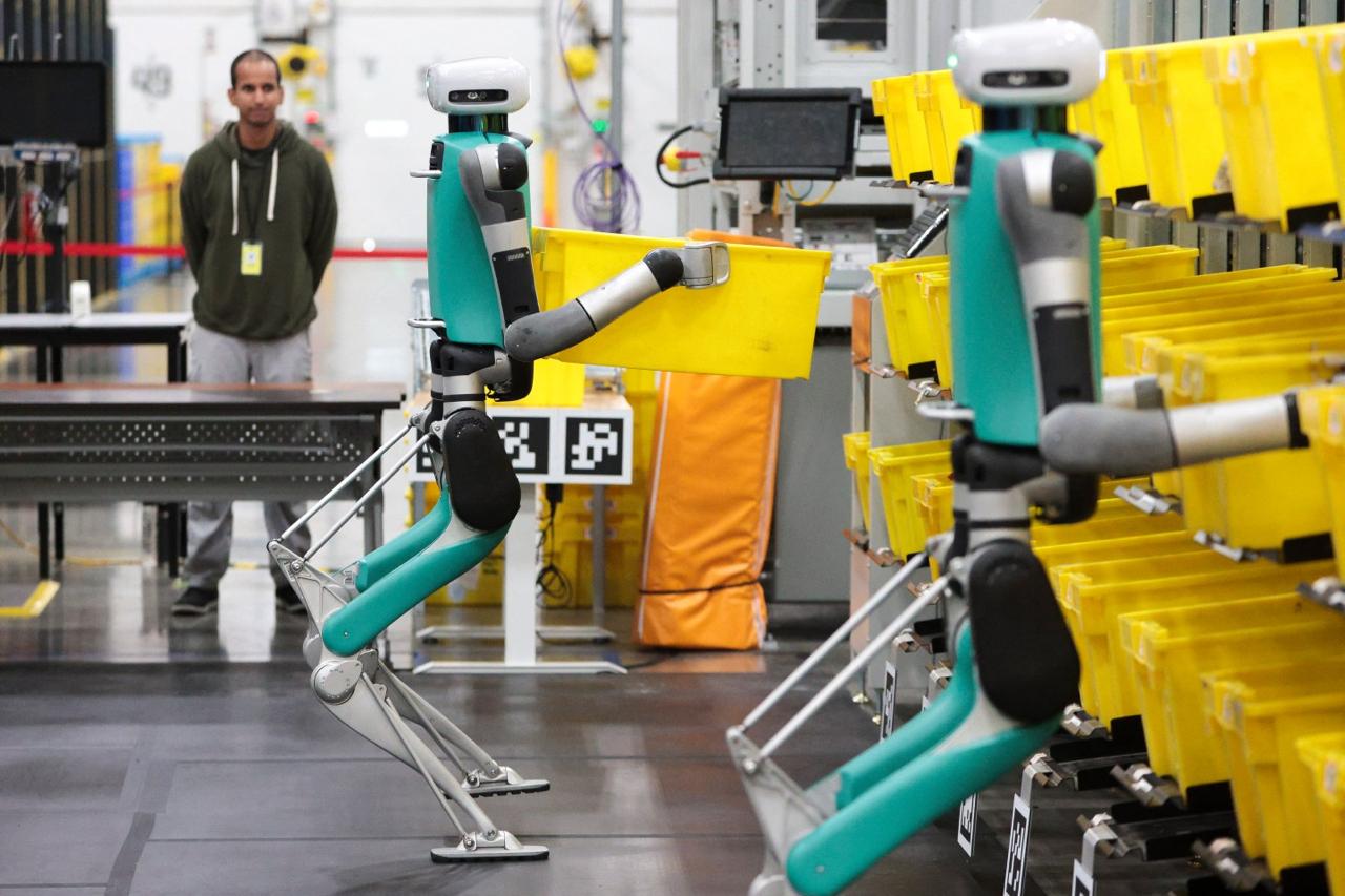 600 тысяч людей останутся без работы Amazon планирует заменить на своих складах сотрудников на роботов Команда робототехники Amazon работает над автоматизацией 75 всех операций компании сообщает The New York Times ссылаясь на внутренние документы корпорации К 2027 году Amazon рассчитывает внедрить роботов способных заменить 160 тысяч человек которых необходимо было бы нанимать на работу Это позволит сэкономить 30 центов на каждом товаре который хранится на складе К 2033 году роботы смогут заменить уже 600 тысяч человек согласно подсчётам компании www iphones ru 1341964 новости iphonesru