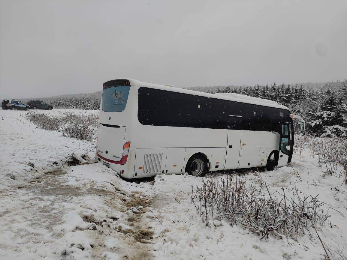 СК возбудил дело после ДТП с пассажирским автобусом на юге Сахалина  Следователи возбудили уголовное дело после ДТП с пассажирским автобусом в Долинском районе Сахалинской области. Об этом сообщили в региональном следкоме.  «Возбуждено уголовное дело по признакам преступления, предусмотренного ч. 1 ст. 238 УК РФ  производство, хранение, перевозка либо сбыт товаров и продукции, выполнение работ или оказание услуг, не отвечающих требованиям безопасности », — уточнили в ведомстве.  Следователи устанавливают все обстоятельства произошедшего. В ходе расследования уголовного дела сотрудники СК дадут оценку действиям лиц, ответственных за безопасность перевозки пассажиров и эксплуатацию общественного транспорта. Помимо этого, правоохранители примут меры профилактического характера. Расследование продолжается.  По информации Госавтоинспекции Сахалинской области, авария произошла 6 ноября на 95-м километре трассы Южно-Сахалинск — Оха. Автобус ехал в Поронайск.  «Водитель транспортного средства не учел сложные метеорологические и дорожные условия, не справился с управлением и съехал в проезжей части. После автобус опрокинулся на бок», — уточнили в ведомстве.  В результате происшествия пассажиры автобуса не пострадали.  Администрация Долинского района организовала доставку людей в районный центр.    Прислать новость    -Сахалин