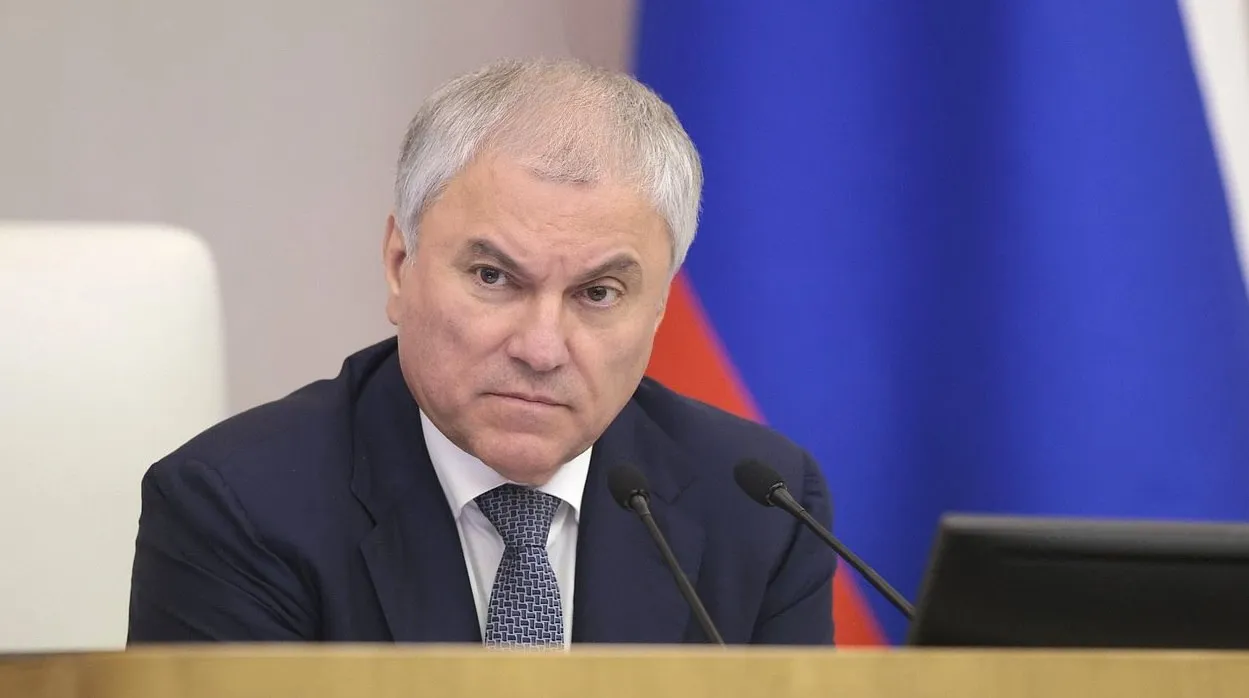 Володин пригрозил релокантам судом Вячеслав Володин заявил что релоканты которые оскорбляли российских военных наносили вред государству или помогали недружественным странам в случае возвращения в Россию должны быть готовы к судебным разбирательствам Он подчеркнул что будет оцениваться совершал ли человек правонарушения или преступления против страны дискредитировал ли Россию или поддерживал ВСУ При этом Володин отметил что для граждан уезжавших по рабочим или туристическим причинам и не нарушавших закон возможность вернуться в Россию сохранится без дополнительных препятствий С таким заявлением спикер Госдумы выступил на фоне новостей о том что Ольга Васильева жена актера Дмитрия Назарова обратилась в Госдуму с просьбой простить их семью и разрешить вернуться в Россию