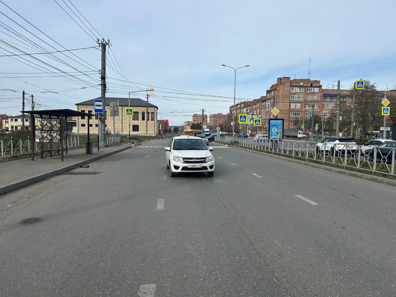 Двое пешеходов пострадали в ДТП во Владикавказе   Дорожная авария, в которой пострадали двое пешеходов, произошла на пересечении улиц Дзусова и Весенняя во Владикавказе, сообщили «КрыльямTV» в пресс-службе МВД по Северной Осетии.  «74-летний водитель "Лады Гранты", следовавший со стороны ул.Владикавказской по ул.Дзусова, совершил наезд на 62-летнего и 53-летнего пешеходов, которые переходили проезжую часть вне пешеходного перехода, в зоне его видимости», - говорится в сообщении.    Оба пешехода доставлены в медучреждение.  Подписывайтесь на «КрыльяTV»