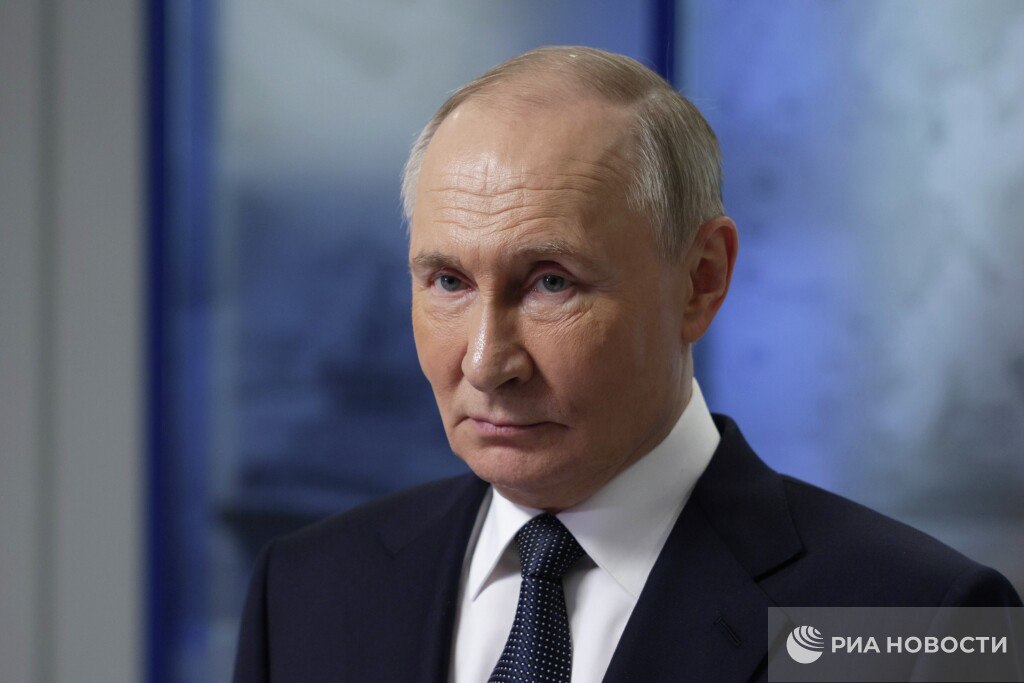 Путин поручил подготовить предложения по актуализации положений указов об основах госполитики в Арктике и стратегии развития Арктической зоны, сообщили в Кремле. До 1 июля следует утвердить комплексные планы долгосрочного развития опорных населенных пунктов Арктической зоны. Поручено также разработать и утвердить финансово-экономическую и организационную модель формирования Трансарктического транспортного коридора.