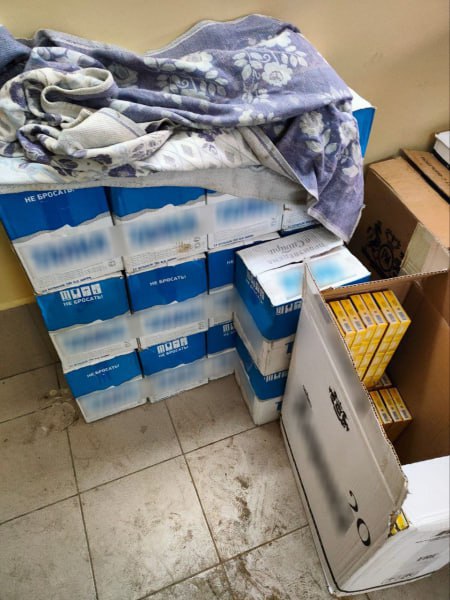 ‼ В Кирове полицейские изъяли немаркированные сигареты и алкоголь на сумму 2,8 млн рублей. Сбытом контрафактных товаров занимался 41-летний кировский предприниматель - владелец двух магазинов. Более полугода он приобретал у неустановленных лиц немаркированную алкогольную и табачную продукцию. Хранил товар в подсобных помещениях своих магазинов и в этих же торговых точках продавал. Полицейскими было изъято более тысячи литров контрафактного алкоголя и 18 тысяч пачек сигарет. Следователем Следственной части СУ УМВД России по Кировской области в отношении подозреваемого возбуждено уголовное дело по признакам преступления, предусмотренного частью 6 статьи 171.1 УК РФ, ведётся расследование. Устанавливаются иные причастные к преступной деятельности лица.