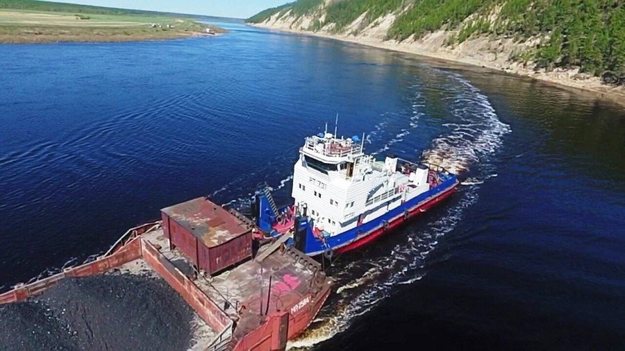 Глава Якутии Айсен Николаев поблагодарил коллектив ПАО Ленское объединенное речное пароходство за проделанную работу по северному завозу Объем перевезенных грузов оказался выше чем в 2024 году Безусловно год был далеко не простым для компании и погодные условия также были достаточно сложными Поэтому считаю что в целом главная задача выполнена все что необходимо было перевезти перевезено подчеркнул Айсен Николаев Глава региона обозначил что несмотря на сложные условия ЛОРП успешно выполнил свои ключевые задачи По итогам навигации 2025 года объем перевозок составил 1 млн 257 тысяч тонн коммерческих грузов 102 от плана и на 4 выше показателя 2024 года в том числе 328 тысяч тонн нефтепродуктов и 929 тысячи тонн сухогрузов Несмотря на сложные метеоусловия и задержки платежей от предприятий сферы ЖКХ навигационную программу обеспечивали 207 единиц флота Предварительный прогноз на 2026 год предусматривает рост грузооборота ещё на 9 930 млн тонно километров рост объема перевозок на 5 1 325 млн тонн и выручки на 9 11 060 млн рублей без учета НДС Поручил правительству и профильным министерствам Якутии принять меры для улучшения платежной дисциплины со стороны основных заказчиков пароходства Своевременность расчетов критически важна для стабильной подготовки предприятия к навигации и выполнения северного завоза поручил Айсен Николаев Якутия Фото Публичное акционерное общество Ленское объединённое речное пароходство