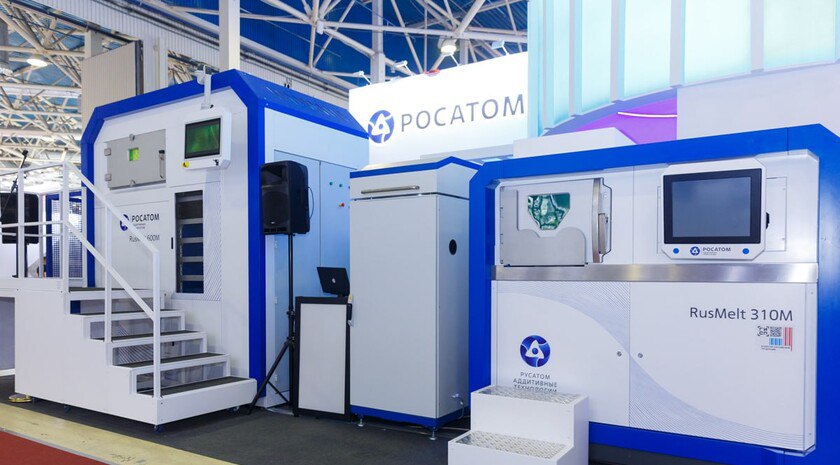 «Шестисотый» 3D-печати железом. В России создана крупногабаритная SLM-установка Первая отечественная крупногабаритная SLM-установка, с помощью которой можно «печатать» детали даже из титана, создана в России, пишет издание «Страна Росатом». RusMelt 600M работает по технологии селективного лазерного сплавления, контроль качества ее операций обеспечивает искусственный интеллект. «Раньше системы подобного класса изготавливались только иностранными производителями, то сегодня перед вами отечественный продукт, изготовленный на базе российских комплектующих», — рассказал директор бизнес-направления «Аддитивные технологии» Росатома Илья Кавелашвили. RusMelt 600M может печатать из нержавеющей стали, никеля, титана, алюминия и кобальта. Для работы он применяет сразу четыре иттербиевых лазера мощностью от 500 до 1000 Вт. Установка позволяет создавать объекты до 60 см в трех измерениях, максимальная скорость печати 60 куб. см в час. Читать полностью