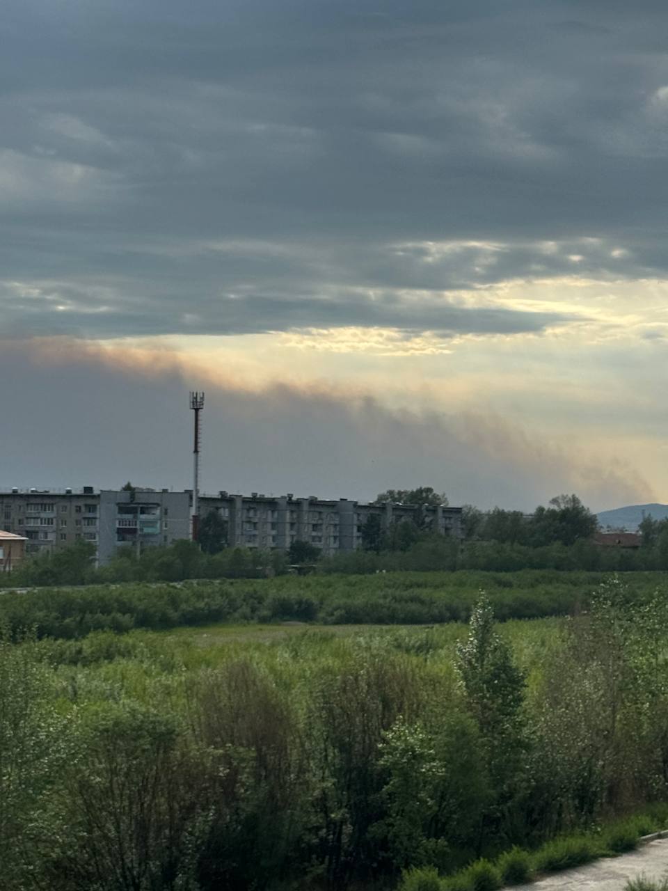 Дым из Зыково покрыл окрестности Читы. Напомним, сейчас там развернут оперштаб. Техника, пожарные и добровольцы помогают в тушении пожара.