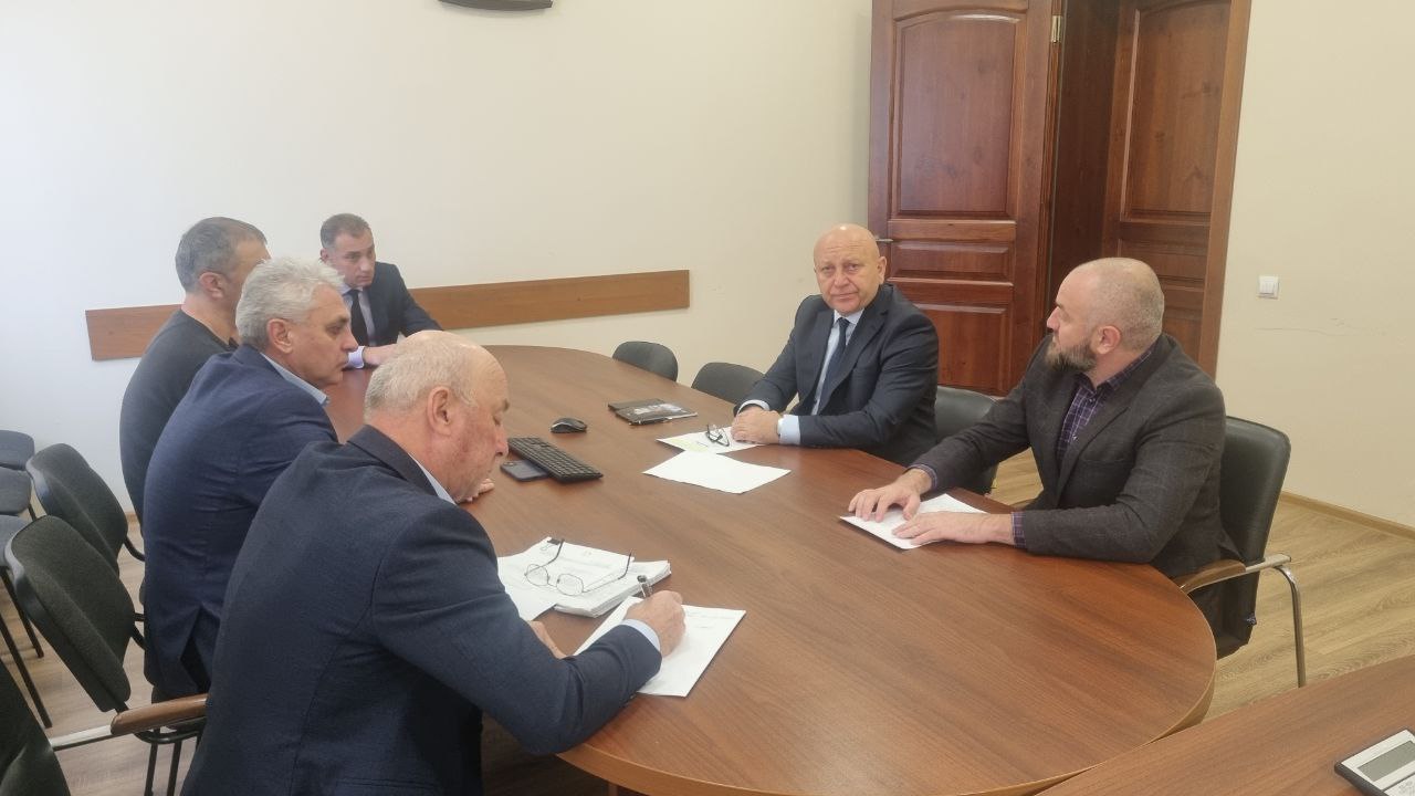 Заместитель министра сельского хозяйства Республики Северная Осетия Алания Игорь Кадзаев совместно с руководителем Управления ветеринарии Республики Северная Осетия Алания Сосланом Кокоевым провели рабочую встречу с заместителем муфтия Республики Северная Осетия Алания Ибрагимом Дзагуровым  В ходе встречи были обсуждены вопросы предотвращения несанкционированного перемещения и забоя мелкого рогатого скота а также необходимость включения в пятничные проповеди в мечетях информации о важности соблюдения жителями республики ветеринарных норм и правил  Ранее Министерством было принято решение утверждённое 21 марта 2025 года о согласовании с управлением ветеринарии Республики Северная Осетия Алания плана мероприятий дорожной карты предусматривающего учет поголовья мелкого рогатого скота в компонентах ФГИС ВетИС Хорриот и Меркурий Все руководители овцеводческих хозяйств независимо от формы собственности получили предупреждение о необходимости своевременного внесения сведений о поголовье мелкого рогатого скота в систему учета Хорриот