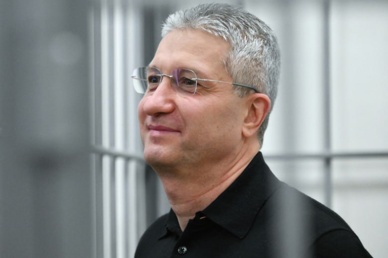 Тимура Иванова признали банкротом По требованию банка ПСБ суд Москвы признал банкротство и начал распродажу имущества экс замминистра обороны для погашения долга в размере 228 млн рублей Следите за руками общая сумма претензий государства к Иванову по трём уголовным делам составляет 5 4 млрд долг перед банком 228 млн А имущества на него официально оформлено и арестовано в 4 раза меньше 1 2 млрд Где деньги Как думаете связана ли эта ситуация с бывшей женой израильтянкой которая продолжает вести разгульный образ жизни пока Тимур и его команда оформляют банкротство и пытаются отправить взяточника отмываться на СВО Если государство не будет жёстко реагировать и пресекать такие вызовы из России наворованных миллиардов это будет хуже предательства Вика Цыганова