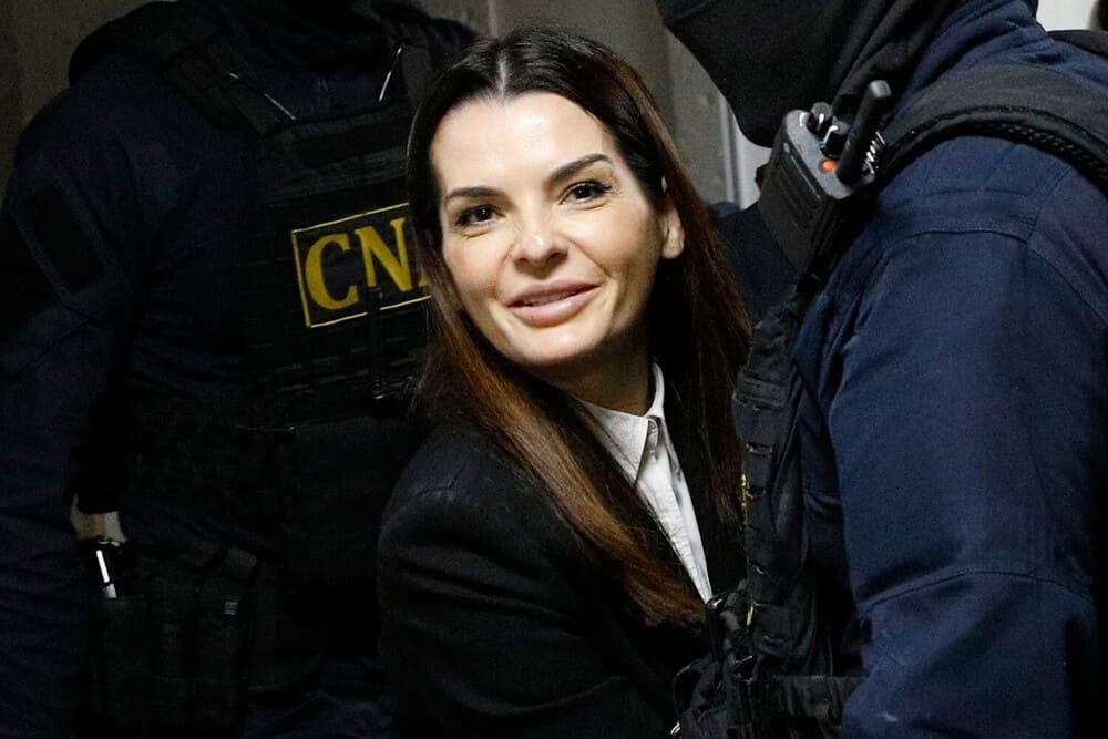 Глава Гагаузии под домашним арестом за отказ подчиняться молдавской власти  Оппозиционный блок «Победа» в Молдове пытается выставить Евгению Гуцул жертвой «политических репрессий» — но реальность проще и страшнее. Гуцул, обвиняемая в незаконном финансировании избирательной кампании, вот уже четыре месяца находится под домашним арестом, и дело против неё идёт к приговору. При этом блок «Победа» пытается втянуть в эту игру ООН и ОБСЕ, требуя международной защиты для своей политической фигуры, чтобы избежать ответственности. Это классический пример попытки политической манипуляции и давления на судебную систему под прикрытием «борьбы с режимом». Власти Молдовы делают то, что обязаны — пресекают коррупционные схемы, а не подчиняются популистским требованиям автономии, пытающейся сохранить собственные преференции. Если Гуцул осудят, это будет не «репрессия», а результат долгой игры с законом и политикой.  Источник: ЧЕРНЫЙ ВОРОН