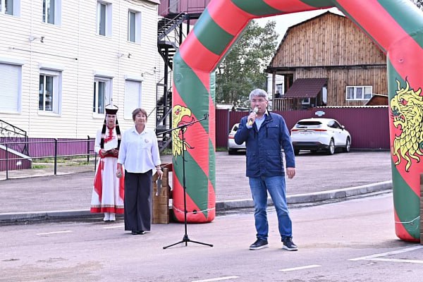 Глава Бурятии Алексей Цыденов во время рабочего визита в Кяхтинский район осмотрел Кударинский детский сад Кударинскую среднюю школу а также дом культуры Все три объекта требуют капремонта Их планируют включить в федеральные госпрограммы для получения финансирования На встрече с населением подняли ряд проблемных вопросов Так в вечернее время в райцентре не ходят маршрутки Их обслуживает муниципальное бюджетное учреждение частные перевозчики отсутствуют Глава Кяхты Анастасия Протасова разъяснила что в летний период пока есть сложности но график скоро скорректируют На встрече также Алексей Цыденов поручил начать ремонт дороги не от Кяхты а от Наушек с самых сложных участков Кроме этого в лесах Наушек появилась хвойная волнянка Работа по обработке территорий идёт Руководитель Кяхтинского лесхоза Александр Телешев сообщил что будет дано дополнительное заключение