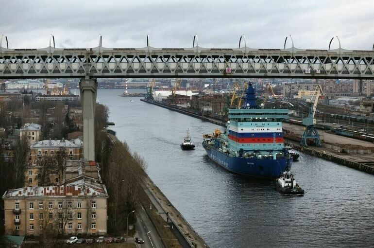 Развитие ядерной энергетики в России Российская энергетика делает очередной шаг вперёд, активно развивая ядерные технологии нового поколения. С 2013 года в стране производятся уникальные реакторы «Ритм-200» мощностью 50-60 МВт, предназначенные для атомных ледоколов и плавучих энергоблоков. Эти установки обеспечивают энергией регионы с недостаточно развитой инфраструктурой. Планы включают строительство мощного ледокола «Россия» и малых атомных станций для Чукотки. Предусмотрена также новая линейка реакторов «Ритм-400», которая будет более мощной и экологически чистой альтернативой дизельному топливу.