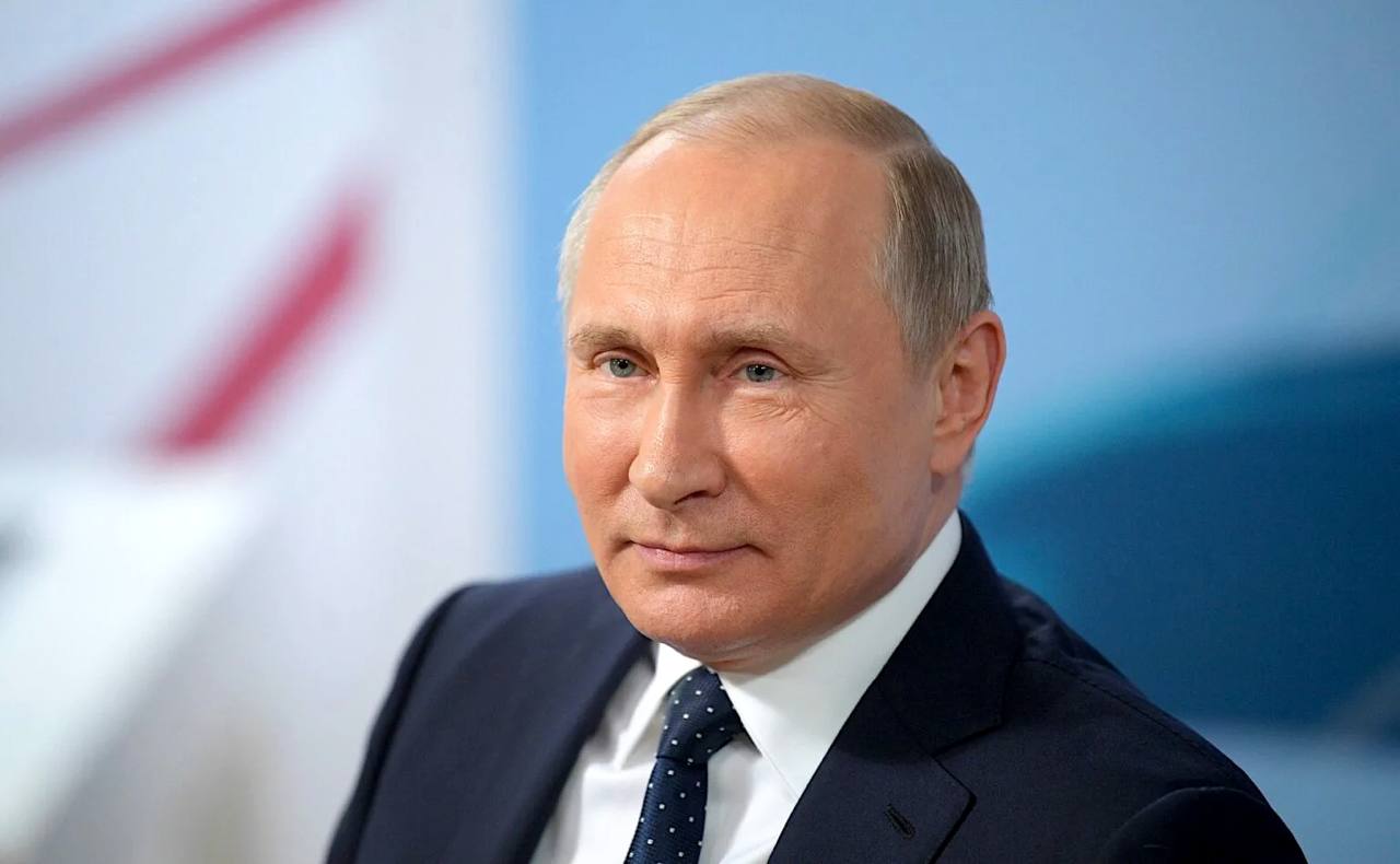 Президент поздравил российских евреев Владимир Путин поздравил российских евреев с праздником Рош ха Шана отметив их бережное отношение к истории своего народа Бережное отношение к истории своего народа следование древним традициям сегодня служат духовной опорой для российских евреев которые вносят важный вклад в развитие страны укрепление межнационального и межрелигиозного согласия говорится в телеграмме российского лидера Праздник знаменуя начало нового года в иудейском календаре призывает верующих к покаянию обращает к милосердию и состраданию символизирует приверженность высоким нравственным идеалам лежащим в основе всех традиционных религий