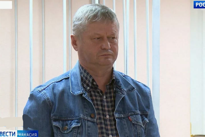 ЭКС ГЛАВА ШИРИНСКОГО РАЙОНА НЕ УЙДЕТ ОТ НАКАЗАНИЯ Председатель СК России Александр Бастрыкин поручил доложить о возможных противоправных действиях должностных лиц из Новосибирской области и Хакасии а также бывшего чиновника из Тамбовской области Речь идет о первом замглавы а ранее главе Ширинского района Сергее Зайцеве В эфире федерального телеканала сообщалось о том что единоросс Зайцев будучи осужденным до настоящего времени продолжает занимать руководящую должность в МО Председатель СК по сообщению ведомства поручил руководителю СУ СК РФ по Красноярскому краю и Республике Хакасии Алексею Еремину представить доклад по информации озвученной в эфире Исполнение поручений поставлены на контроль в центральном аппарате ведомства В 2019 году Зайцев был осуждён на 4 5 года по статье Халатность за пожары 2015 го в которыхв районе погибли 12 человек Чиновник не отбывал срок попал под амнистию Затем Сергей Николаевич получил условный срок за воспрепятствование законной деятельности журналиста тот правда сам нарывался и Зайцев на нервах напал в своём кабинете на корреспондента Ещё одно уголовное дело было возбуждено по статье Превышение должностных полномочий По версии следствия Зайцев переоформил пустующий земельный участок на своего знакомого а потом выкупил его за муниципальные деньги под мусорный полигон Ущерб районному бюджету составил 6 млн руб Тем не менее в августе 2024 сообщалось что Сергею Зайцеву присвоили звание почетного жителя Ширинского района Что будет дальше с управленцем стоит только догадываться или сомневаться не стоит следком