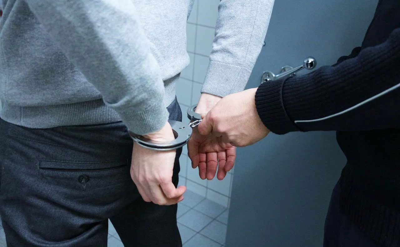 На севере Камчатки по обвинению в убийстве будут судить повара из Хабаровска В новогоднюю ночь на борту судна пьяный он ножом ударил матроса Камчатская транспортная прокуратура направила в Олюторский районный суд уголовное дело 43 летнего мужчины Подробности по ссылке   kamtime ru article 1dae7384 4c07 4236 b994 b49147d9e127